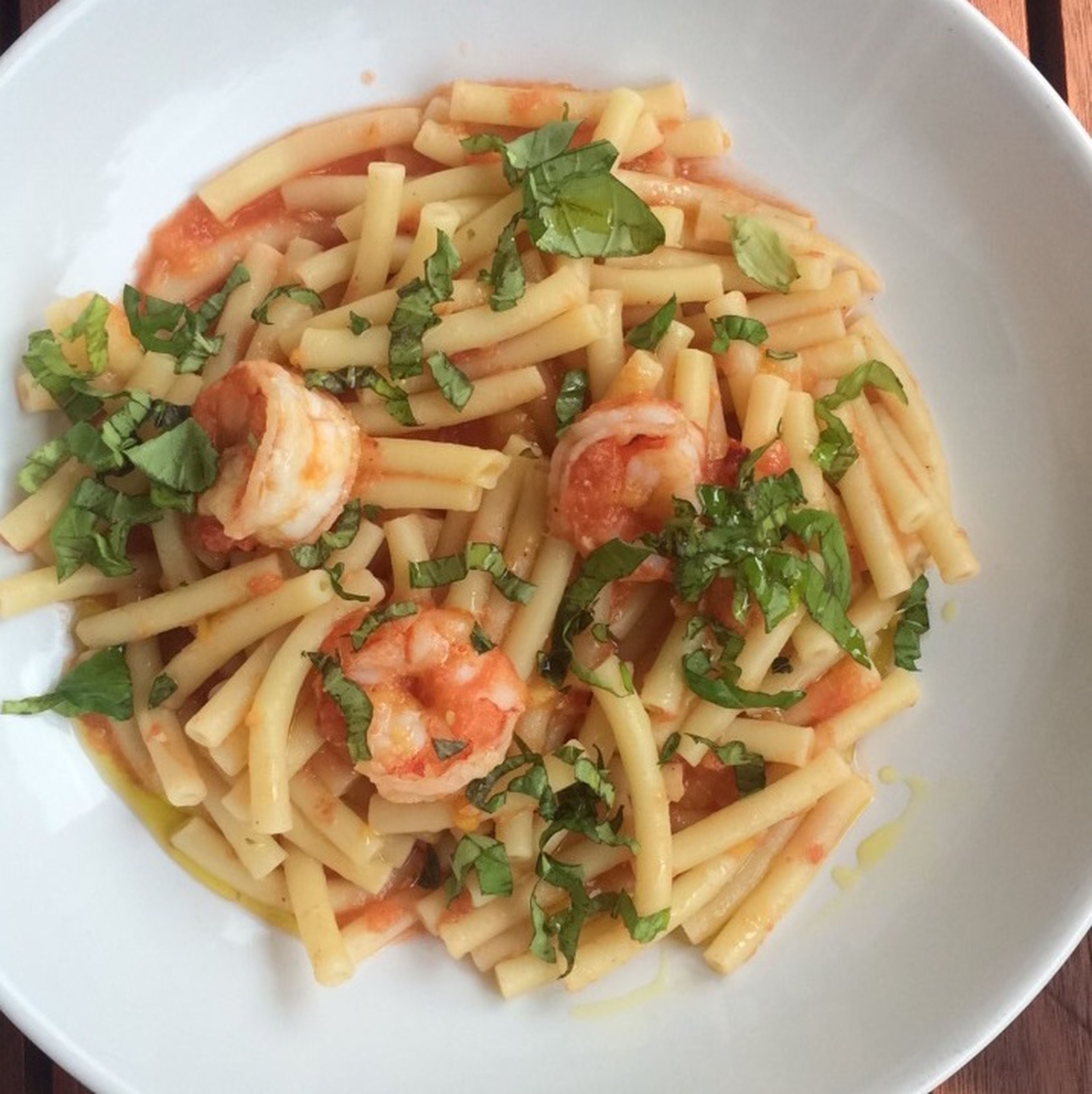 Macaroni with shrimp, tomato, and nectarine
