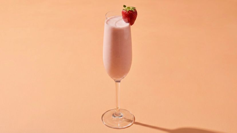 Fruchtiger Brunch-Cocktail im Glas: Erdbeer-Sahne-Mimosa