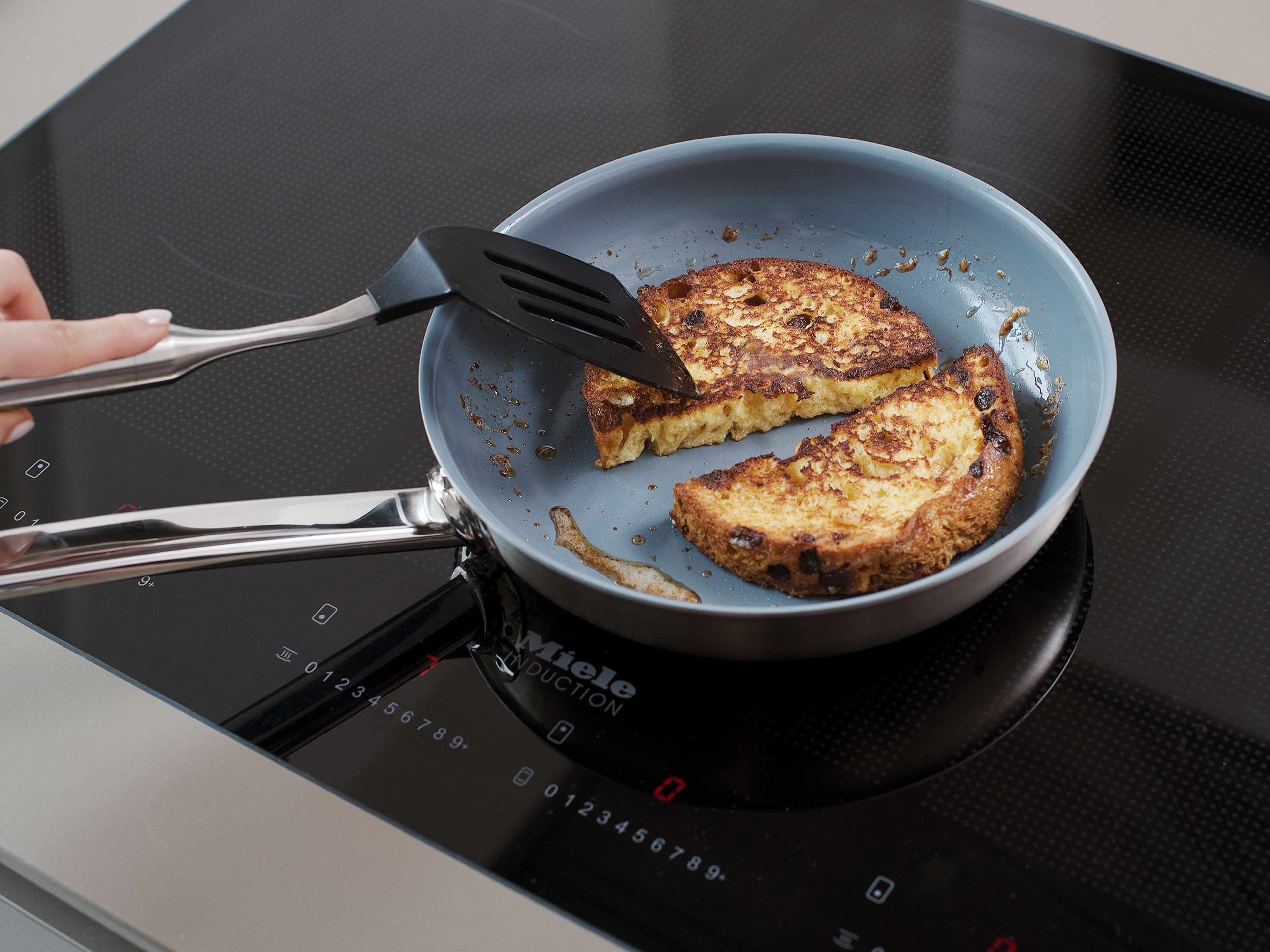 In a frying pan, melt butter over medium heat, and fry panettone for approx. 3 min. on each side, or until golden brown.