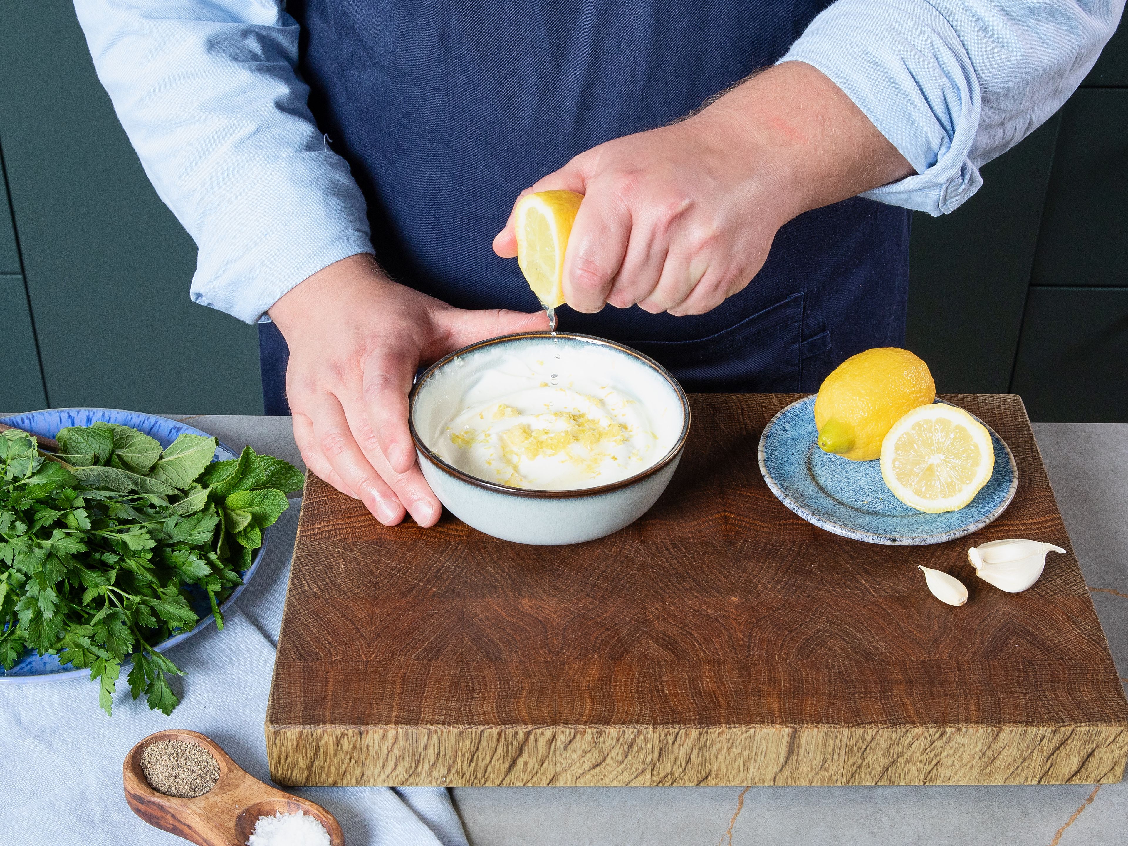 Für die Joghurtsoße Joghurt in eine kleine Schüssel geben. Knoblauch und Zitronenschale fein abreiben und den Zitronensaft auspressen. Alles mit einer Prise Salz verrühren und bis zum Servieren beiseitestellen.