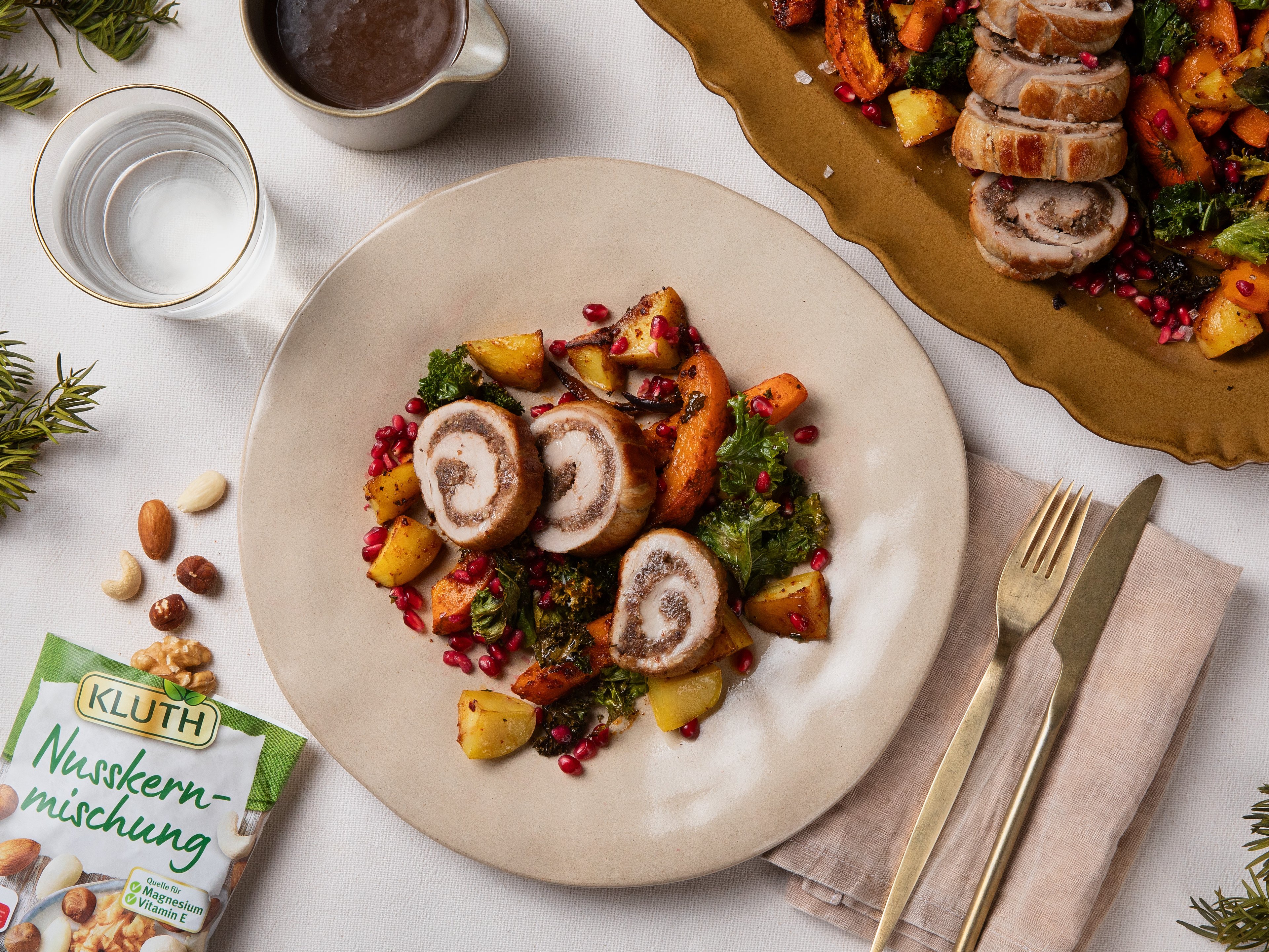 Schweinefilet mit Nuss-Dattel-Füllung und Wintergemüse