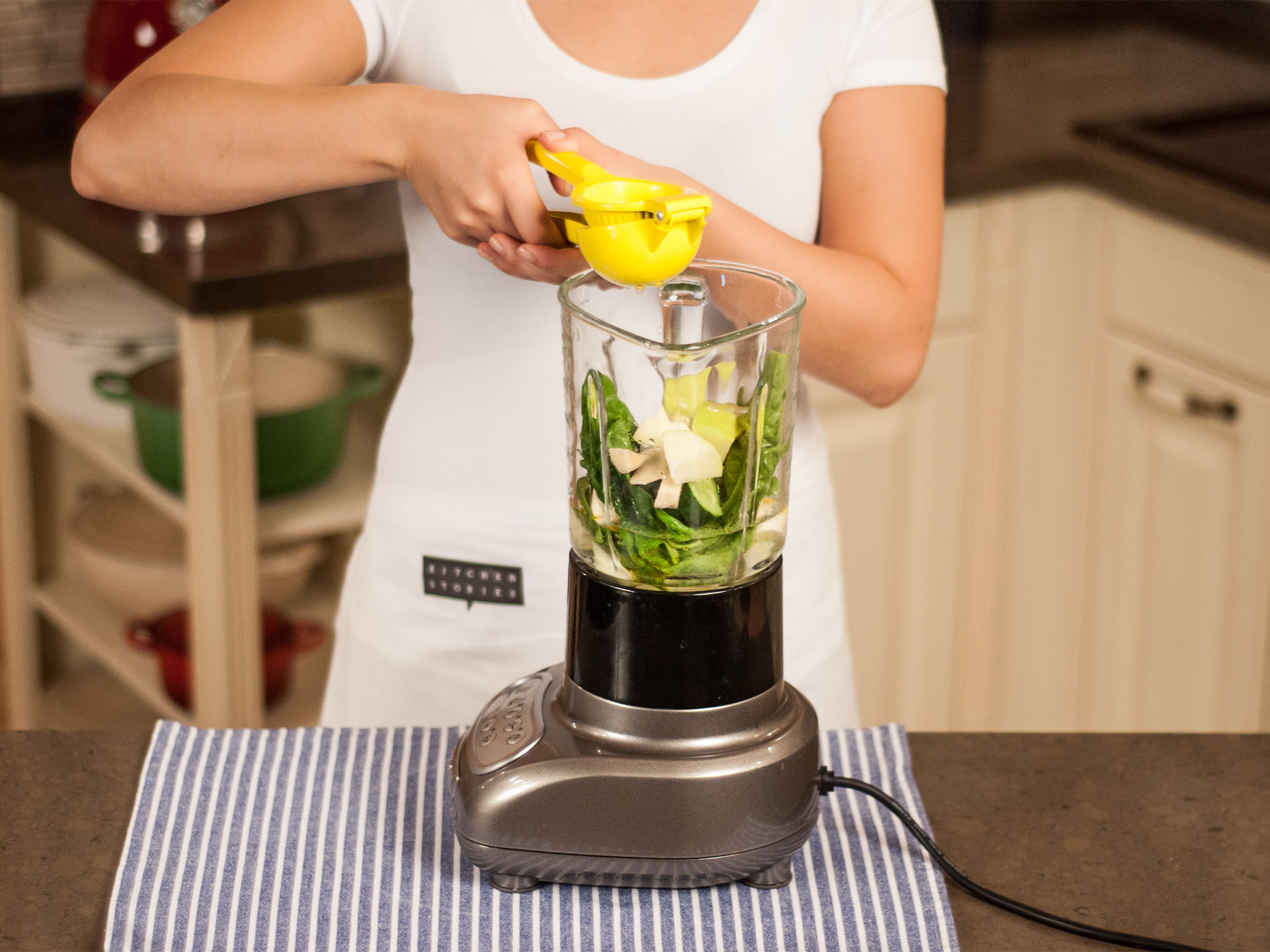 Gemüse und Obst in den Mixer geben. Agavendicksaft, Leinsamenöl, Zitronensaft und Wasser hinzugeben