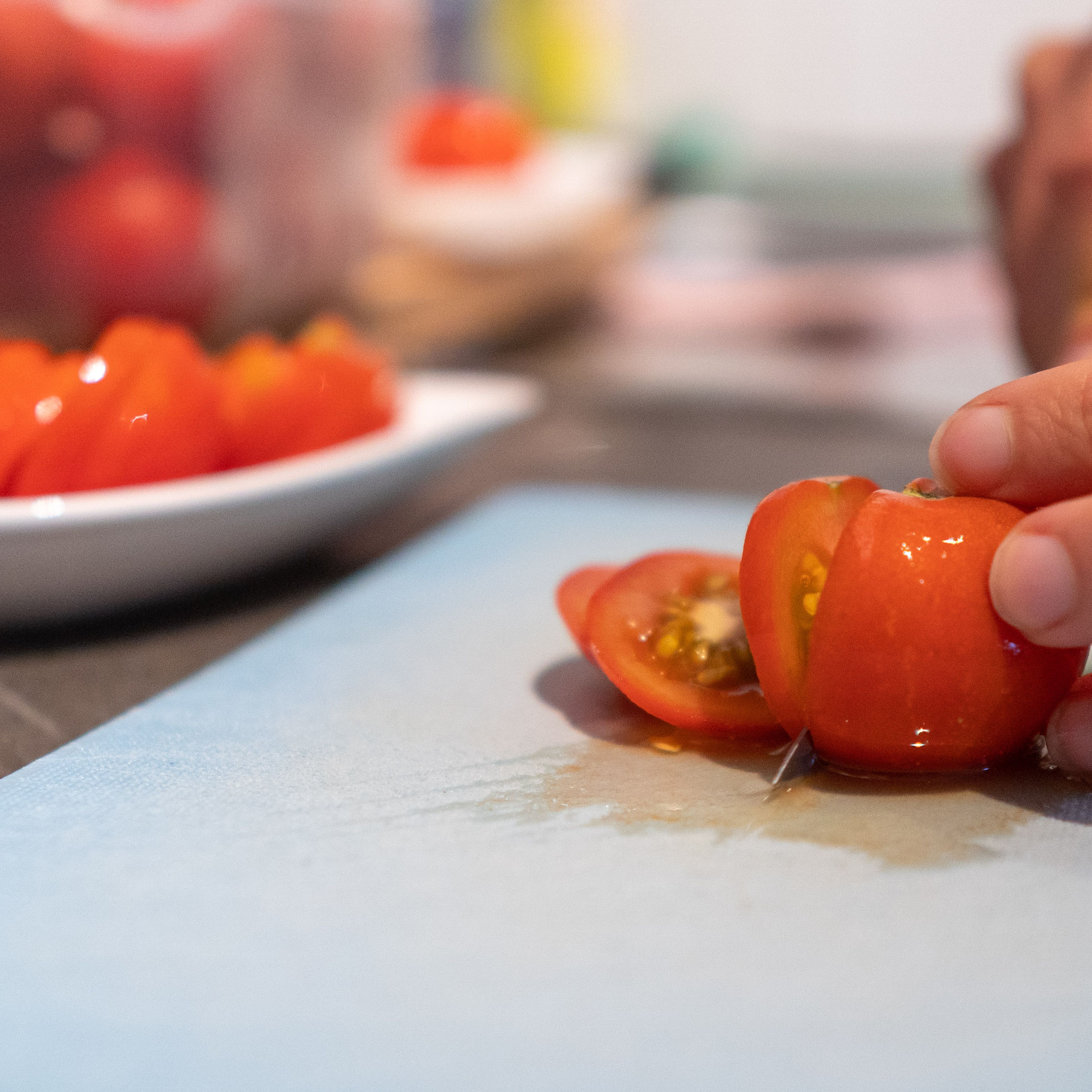 Tomaten, Cornichons, Zwiebeln in Streifen schneiden. Salatblätter in passende Stücke reißen.