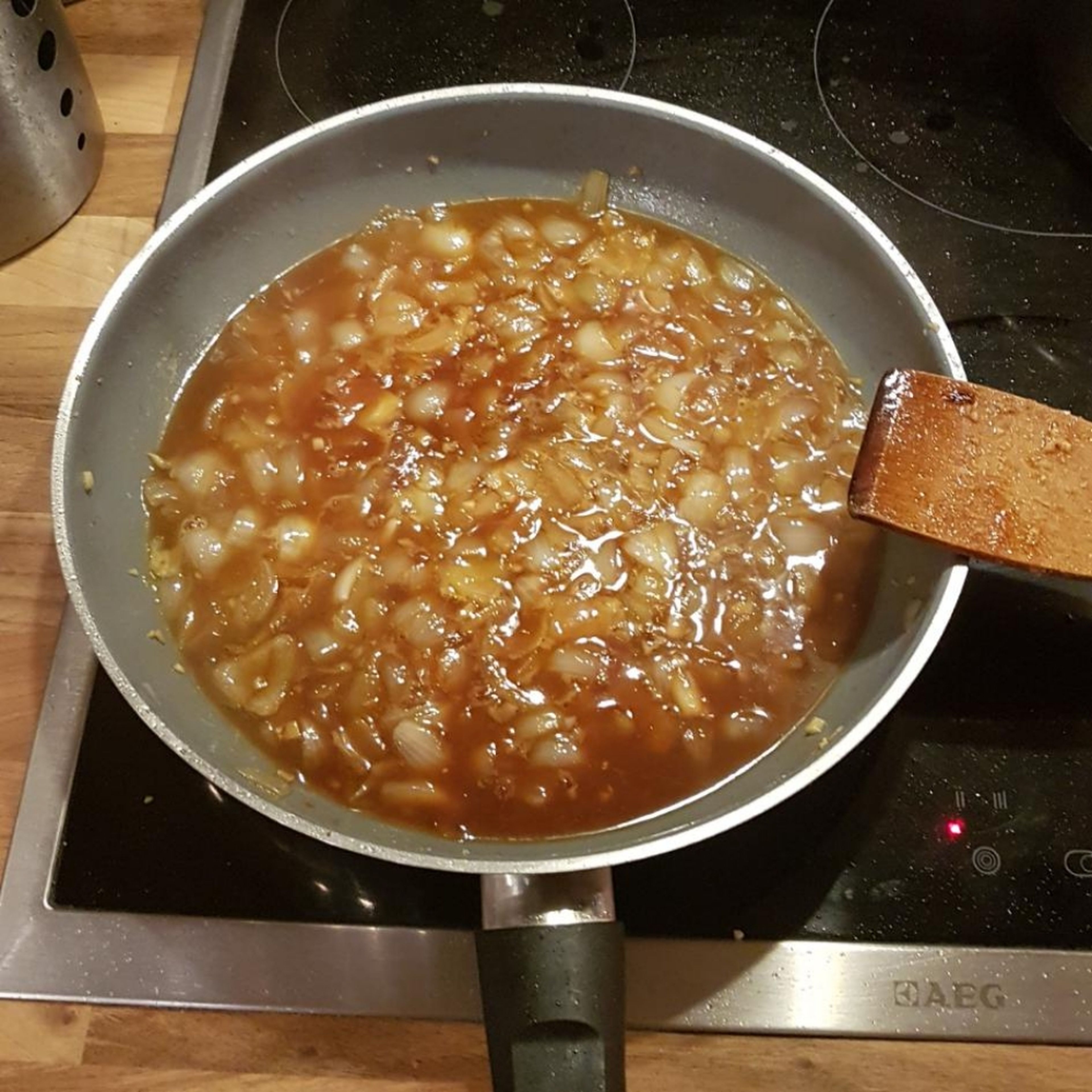 Andere Zutaten zu den Zwiebeln hinzugeben