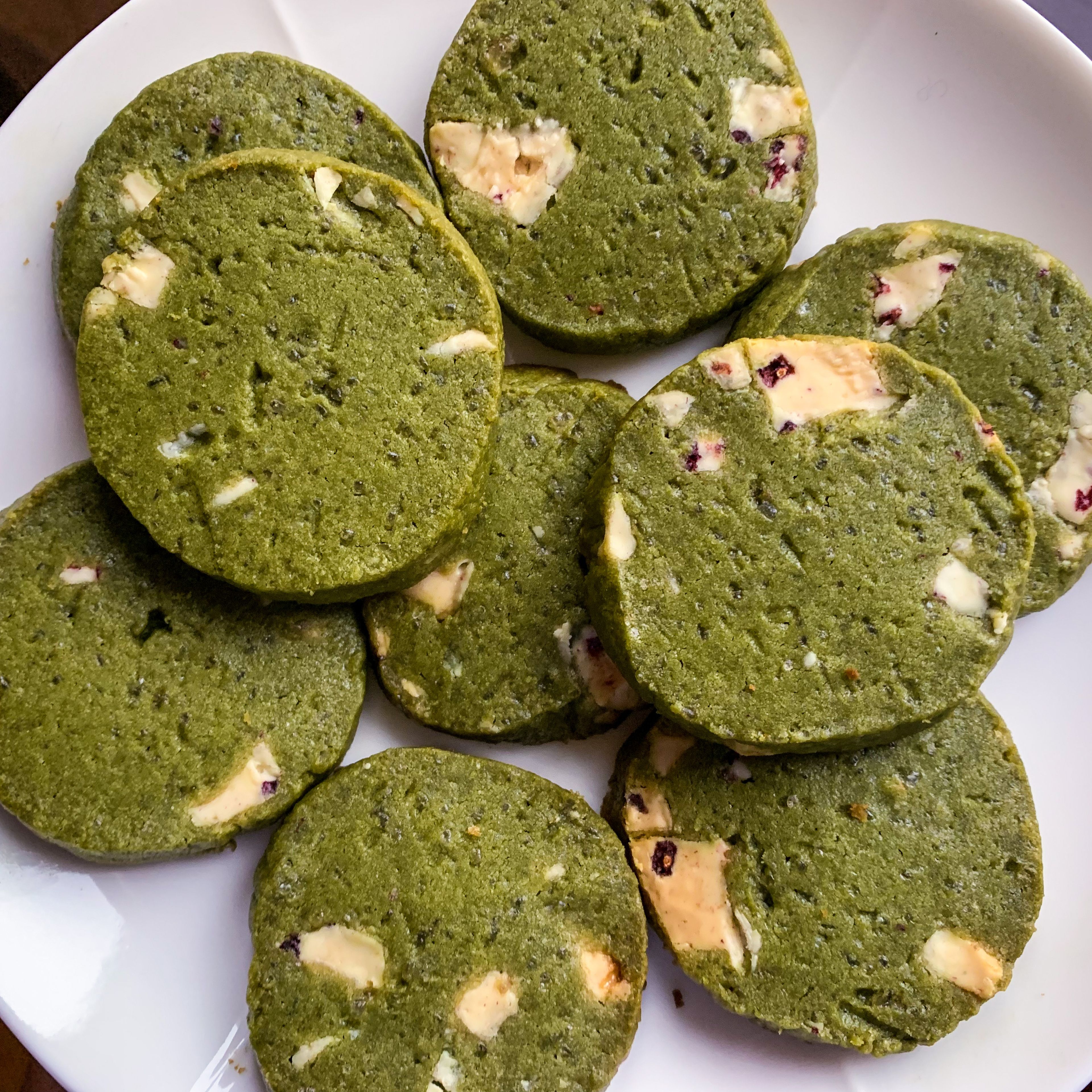 Matcha-Kekse mit weißer Schokolade