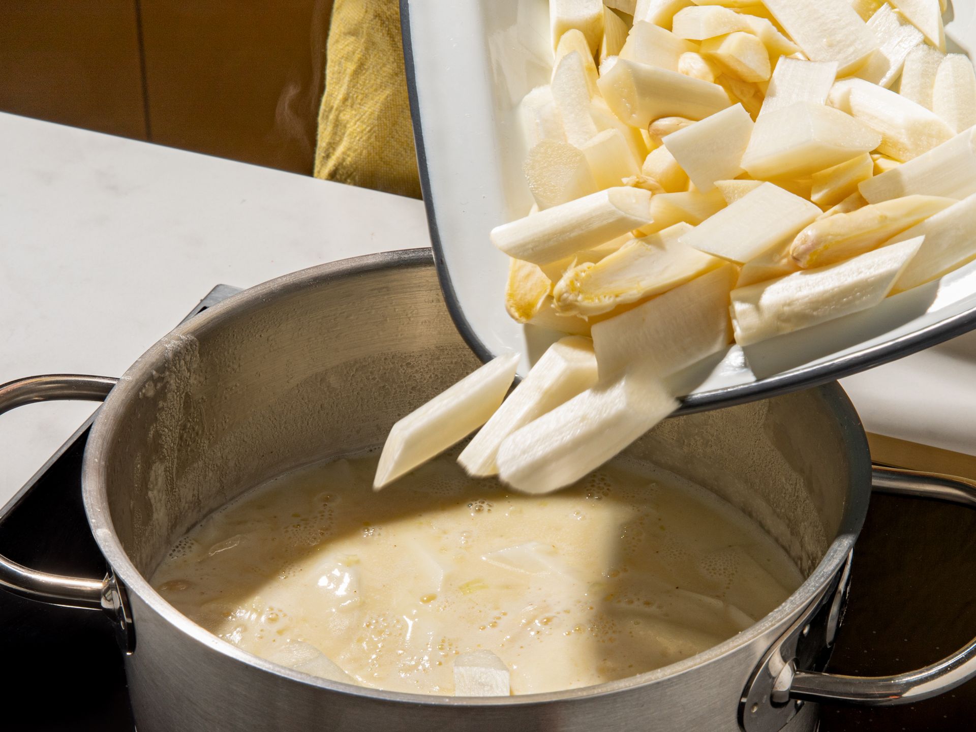 Hähnchen Cordon Bleu mit weißem Spargel-Ragout | Rezept | Kitchen Stories