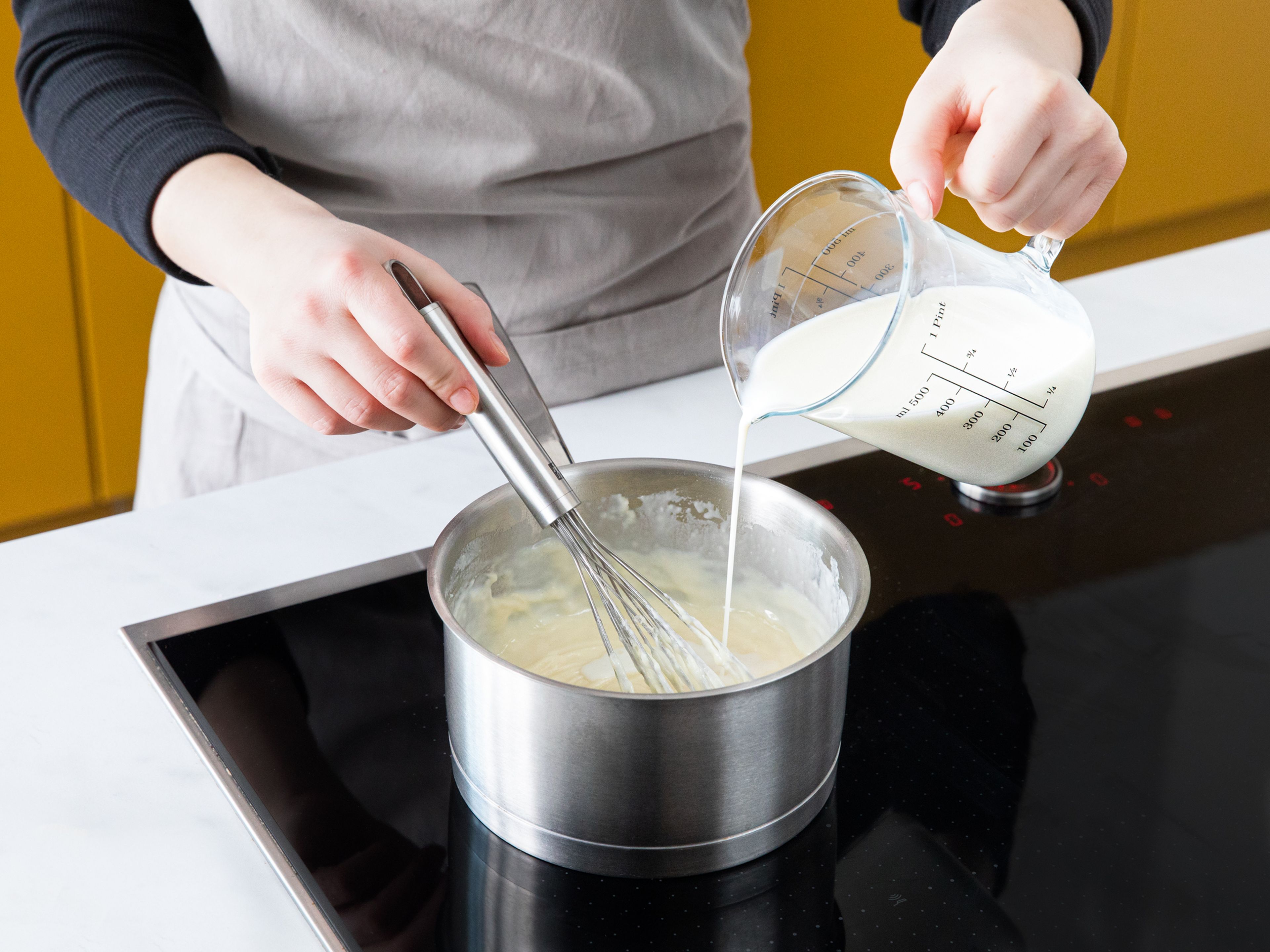 Den Ofen auf 200°C vorheizen. Für die Béchamelsauce, die Butter in einem kleinen Topf schmelzen. Mehl dazugeben und unter Rühren anrösten. Nach und nach und unter ständigem Rühren Milch hinzugeben und die Hitze reduzieren, für ca. 5 Min. Mit Muskat, Salz und Pfeffer abschmecken.