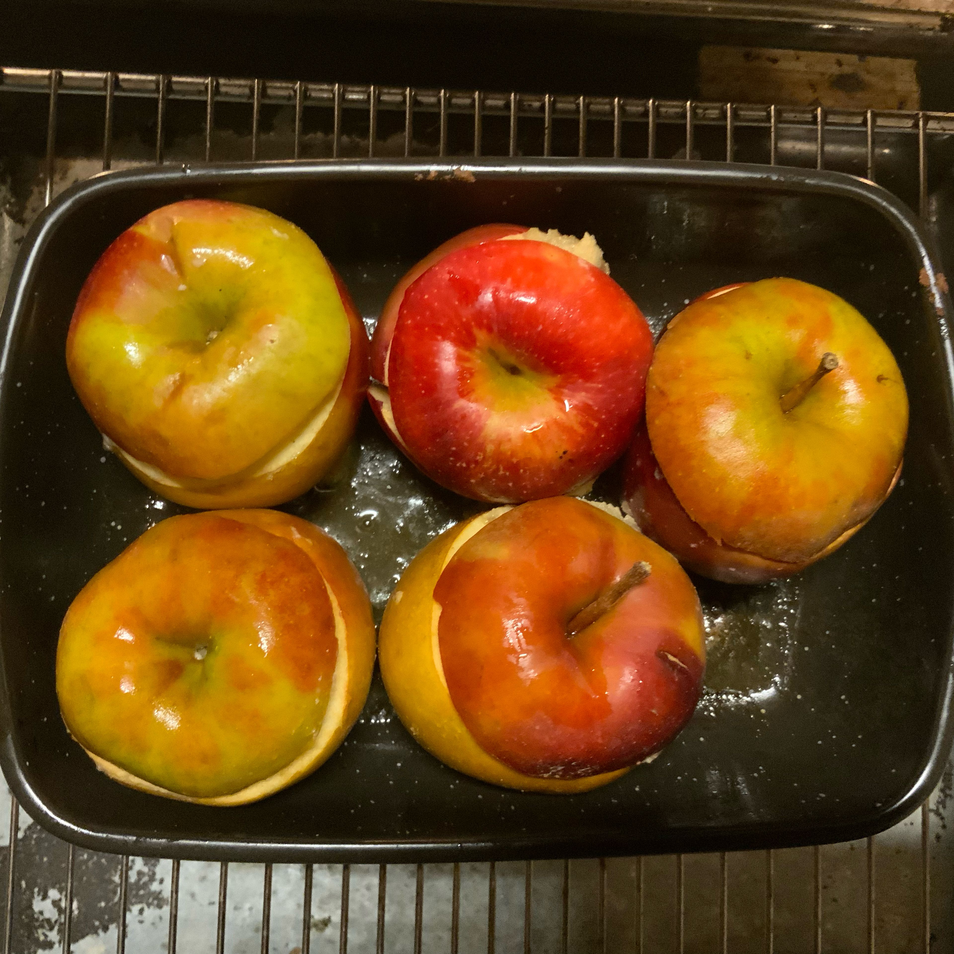 Nach ca.15 Minuten den Äpfeln dann den „Hut“ aufsetzen und weiter braten lassen.