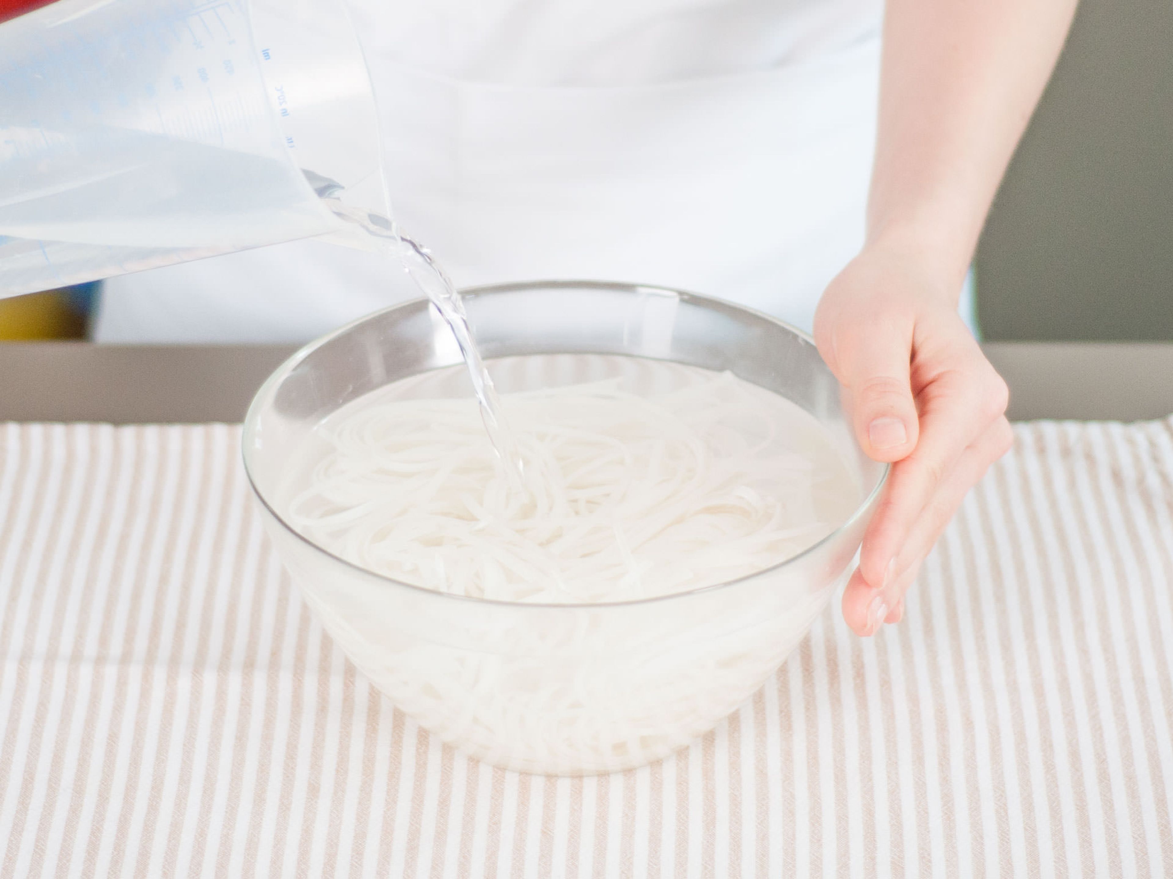 Soak wide rice noodles for approx. 20 min. in cold water.