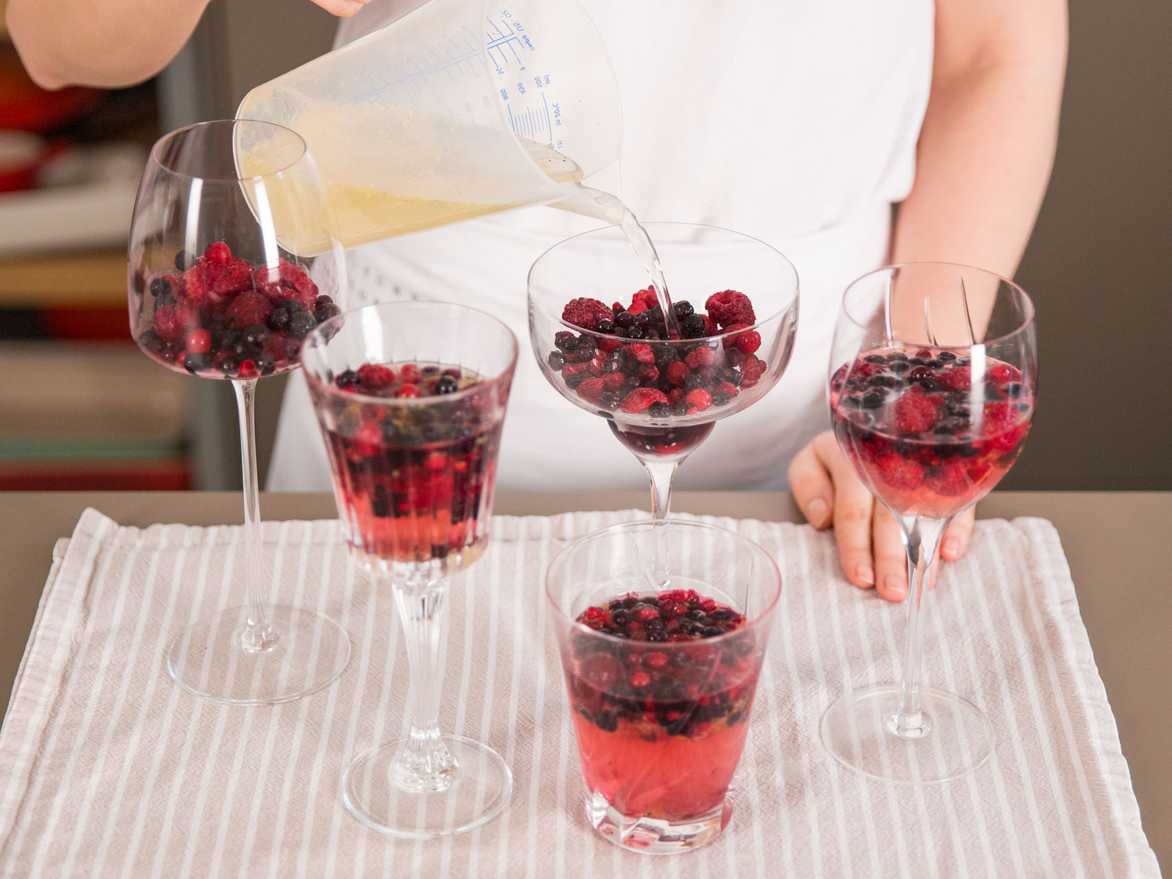 Distribute frozen berries in serving glasses. Add Prosecco to the cooled mixture in the sauce pan, whisk and immediately pour over the frozen berries. Leave to chill for at least 10 min. to allow the gelatin to solidify.