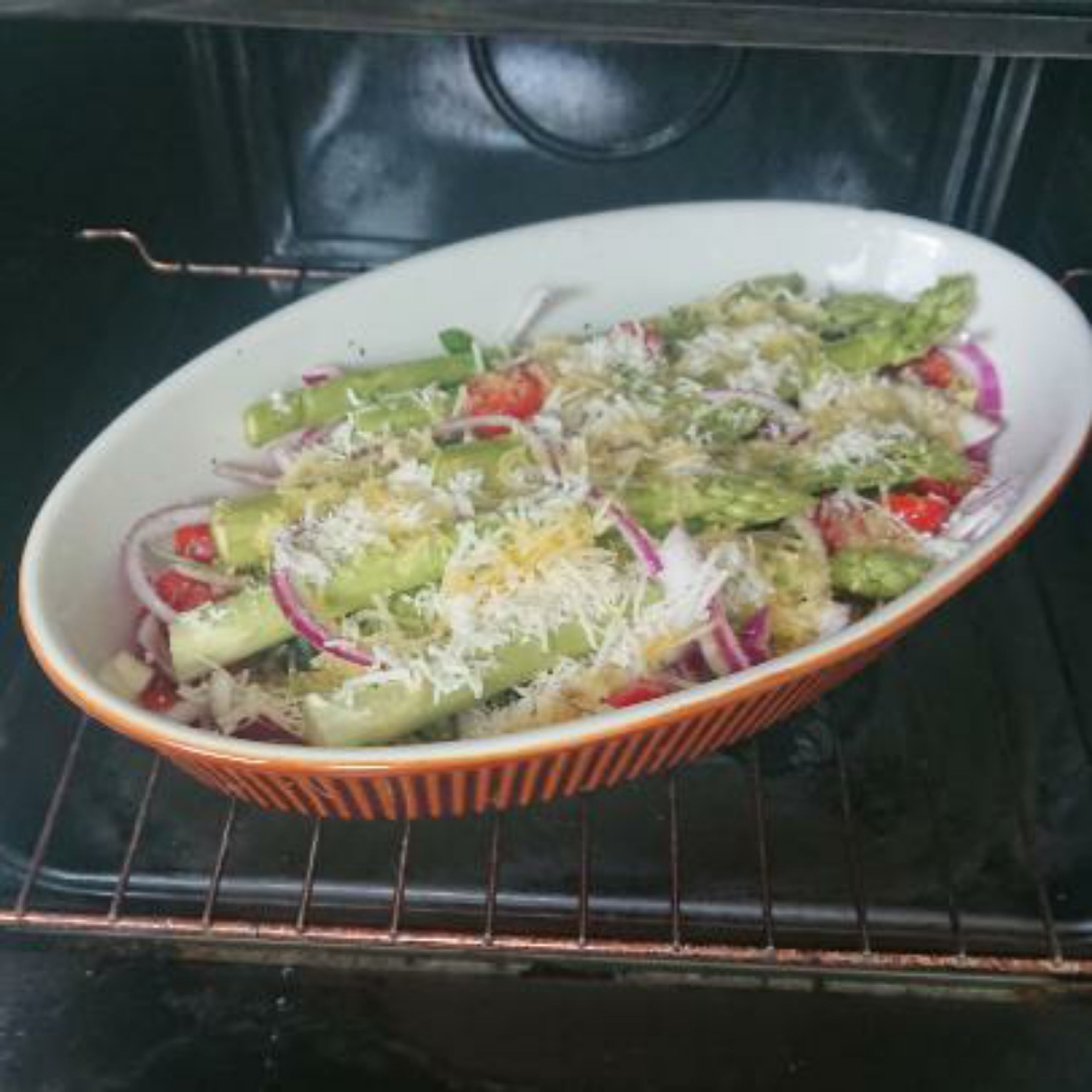 Parmesan reiben und dann über dem Spargel verteilen. Mit einem ordentlichen Schluck Olivenöl übergießen und für 30 Minuten in den Ofen geben.