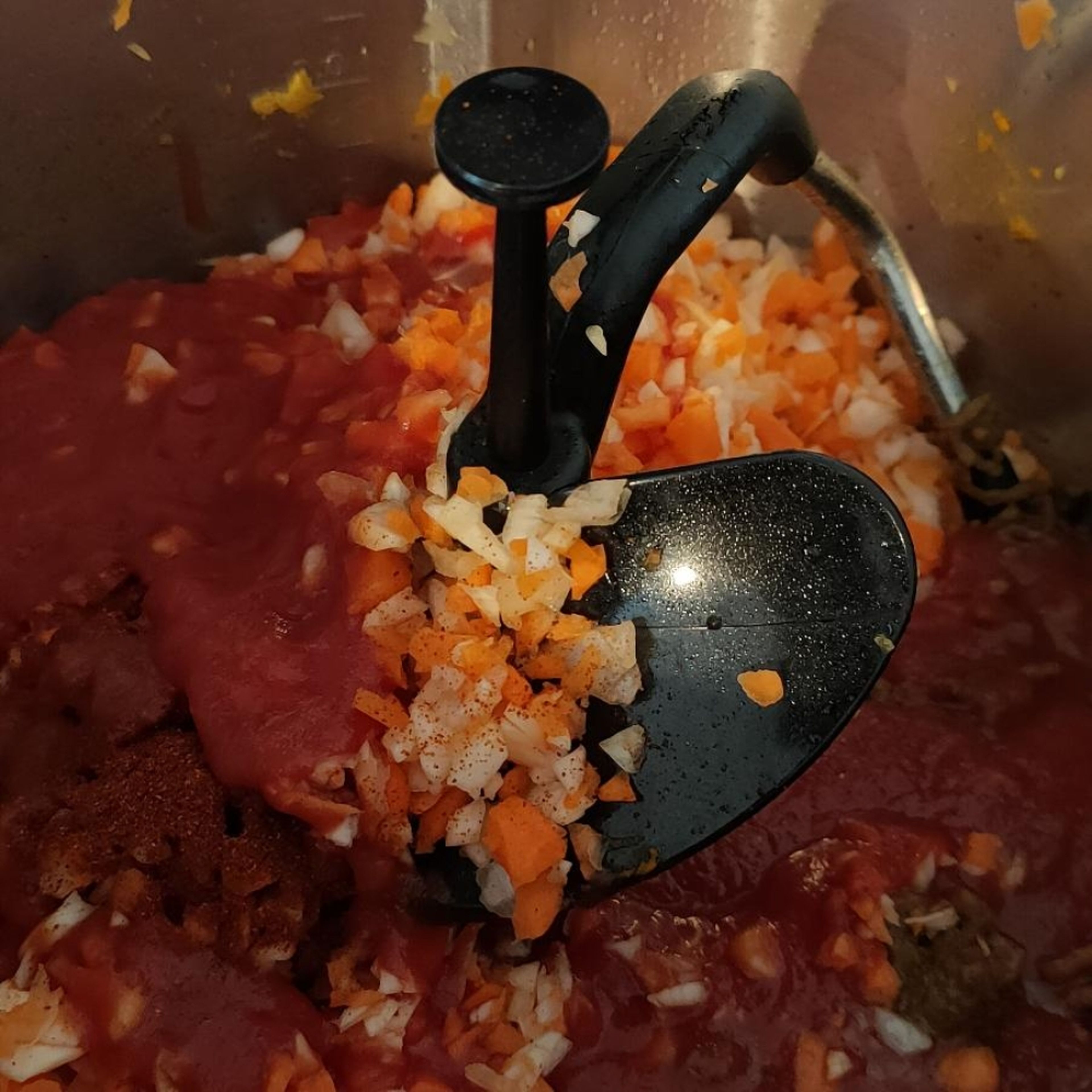 Klein geschnittenes Gemüse, passierte Tomaten, Paprikapulver, Pastawasser und Gemüsebrühepulver hinzufügen und bei geschlossenem Deckel, mit eingesetztem Messbecher, köcheln lassen (3D-Rührer | Stufe 3 | 90°C | 20 Min).