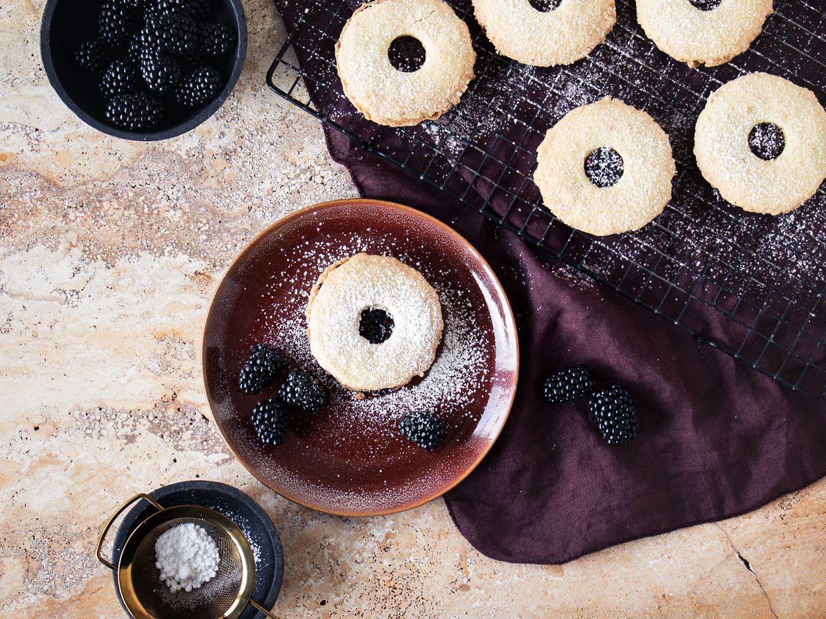 Blackberry-bay leaf jammy dodger cookies | Recipe | Kitchen Stories