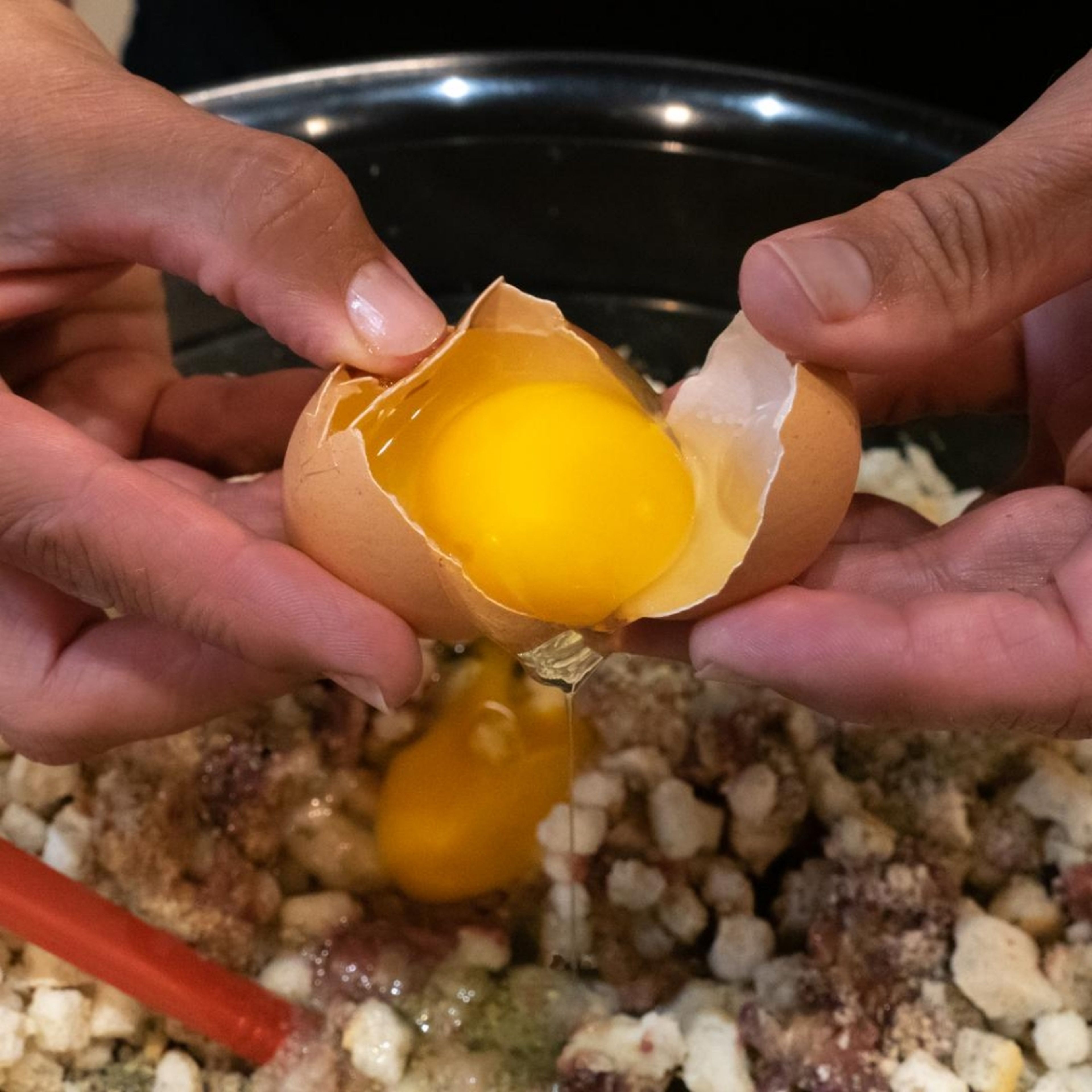 Add dumpling bread, eggs, marjoram, salt, and pepper to a large bowl.