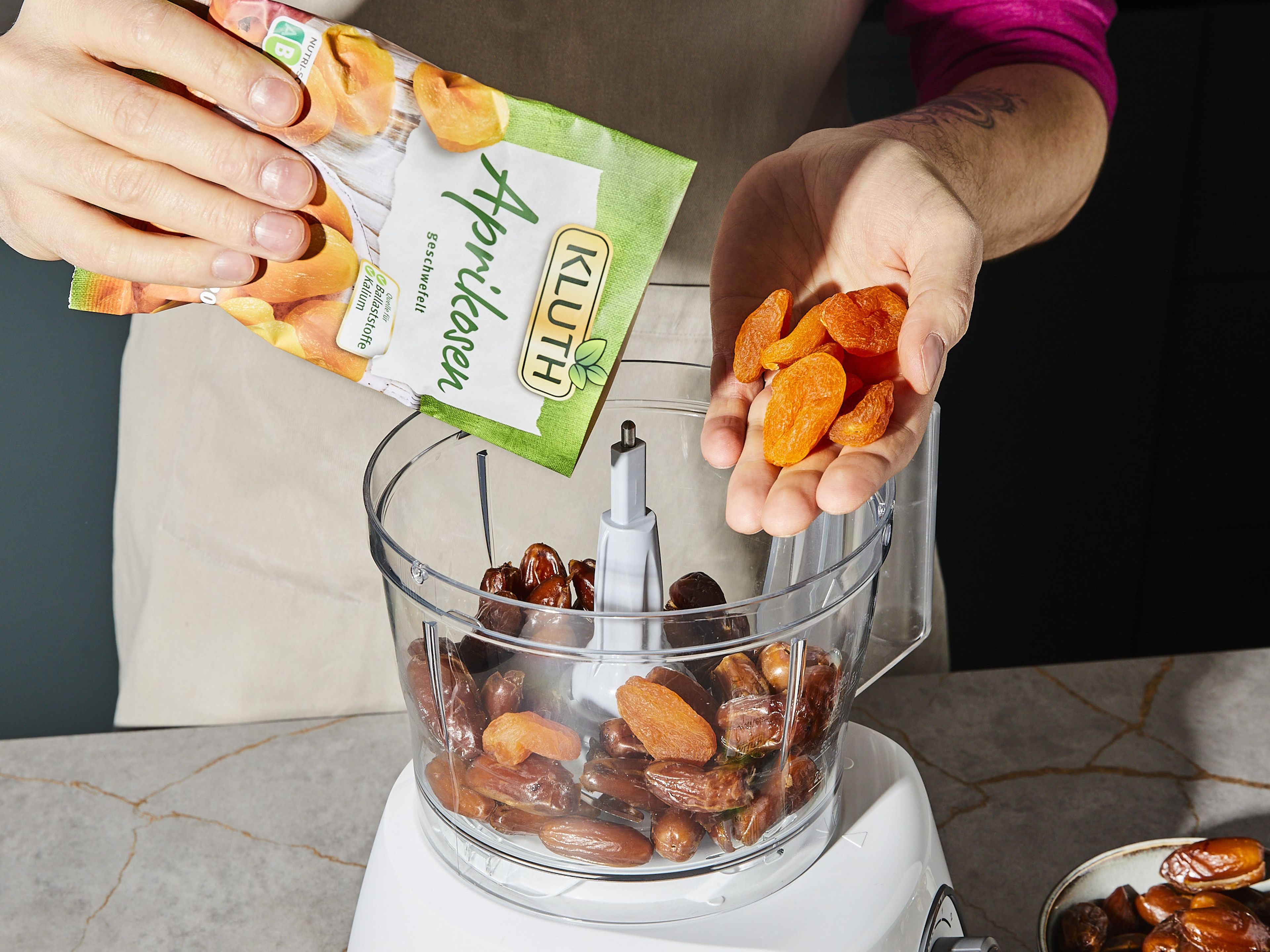 Alle Zutaten der jeweiligen Variante in einen Mixer geben und 1 – 2 Minuten zu einer feucht-krümeligen, jedoch klebrigen Masse verarbeiten. Die richtige Konsistenz ist erreicht, wenn die Masse zusammenklebt, wenn du sie drückst. Die Zeit kann je nach gewählter Trockenfrucht auch länger dauern.