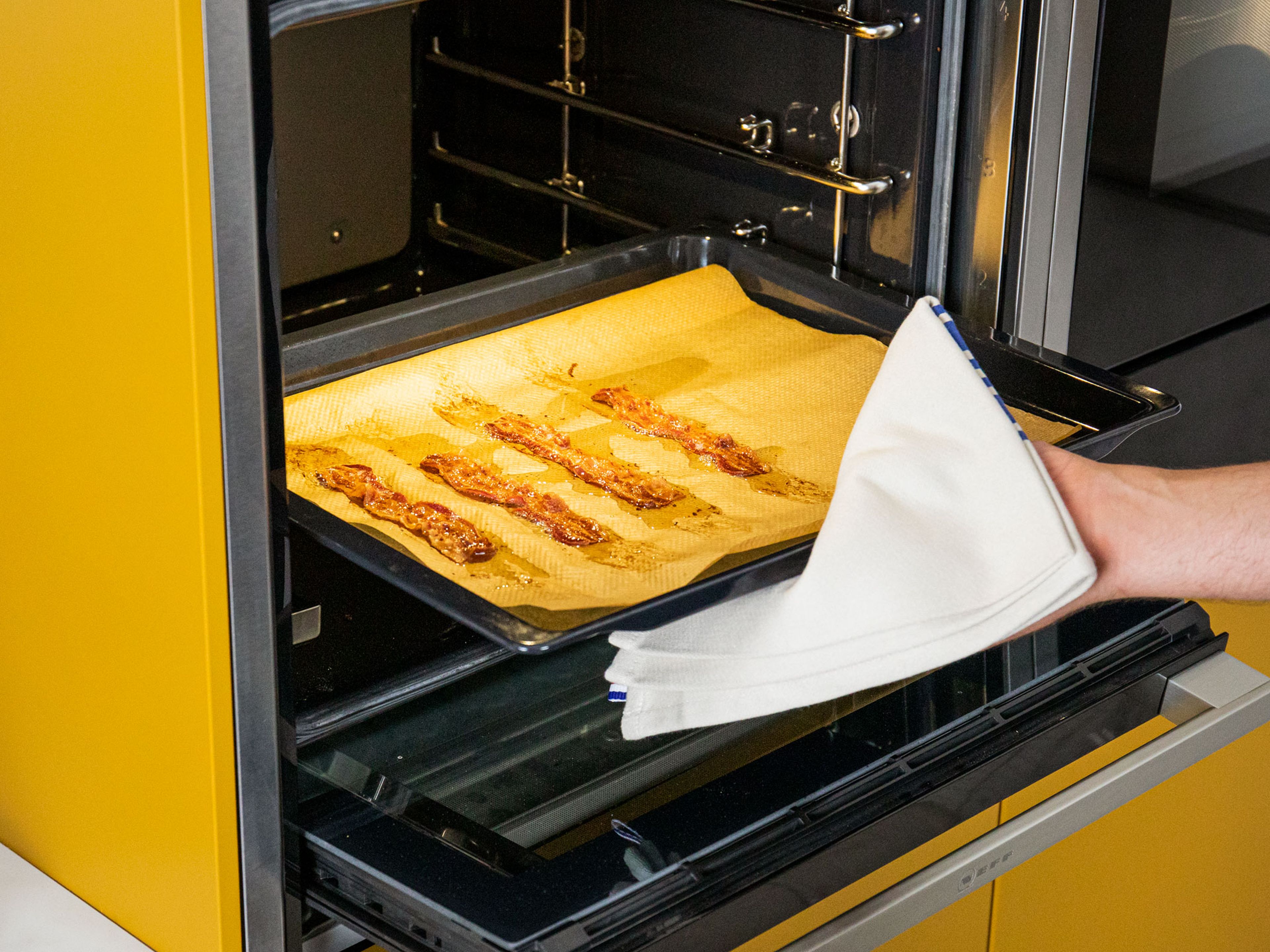 Preheat oven to 220°C/425°F. Line a baking sheet with parchment paper and lay the bacon slices on it, making sure they don’t overlap. Bake for approx. 8 – 12 min., turning halfway through. Transfer crispy bacon slices to a paper towel-lined plate to drain.