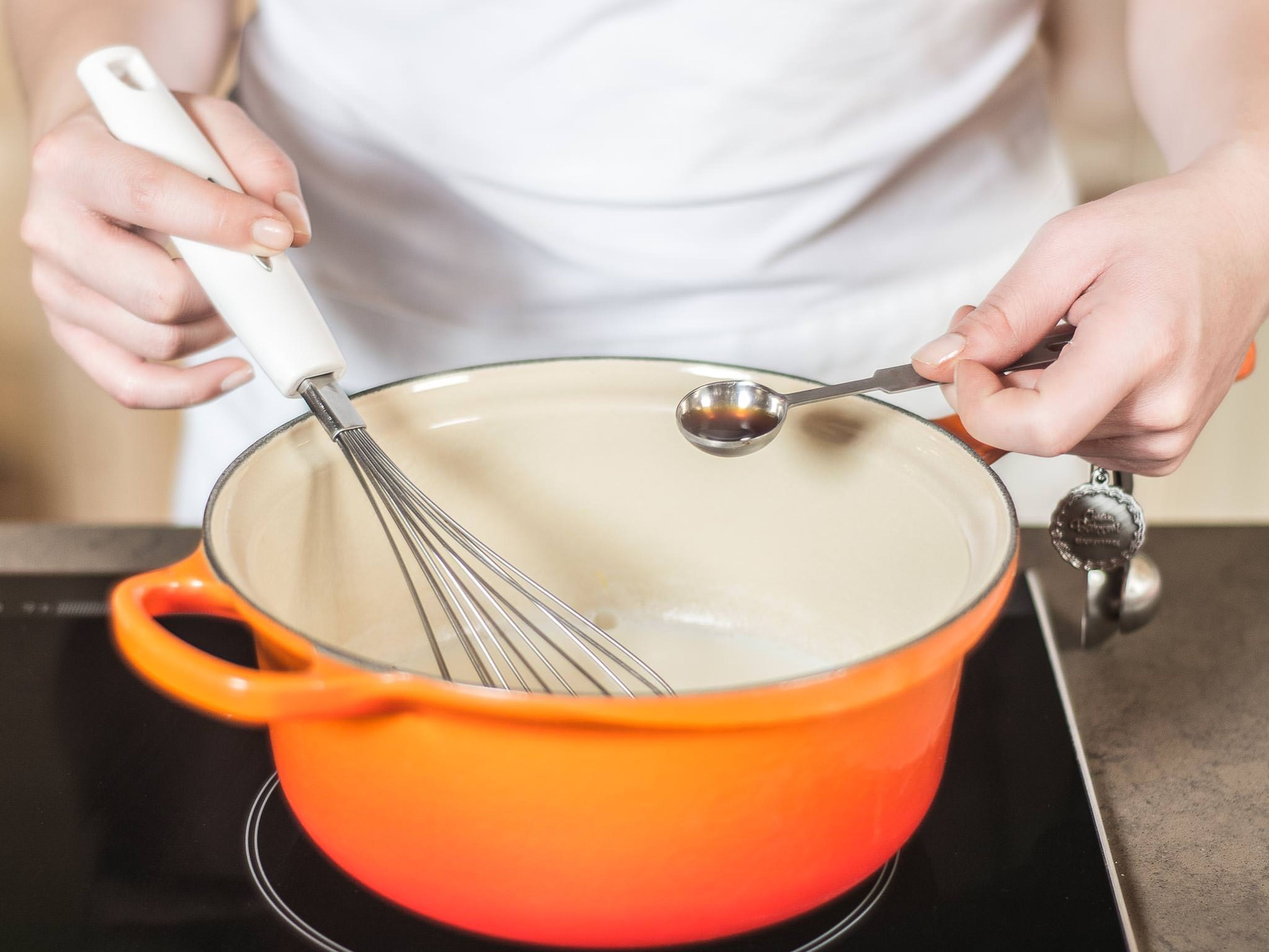 In einem kleinen Topf Milch mit Vanilleextrakt aufkochen. Die eingeweichte Gelatine aus dem Wasser nehmen und in der heißen Milch auflösen.
