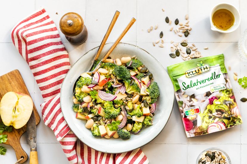Brokkolisalat mit Apfel und Salatveredler