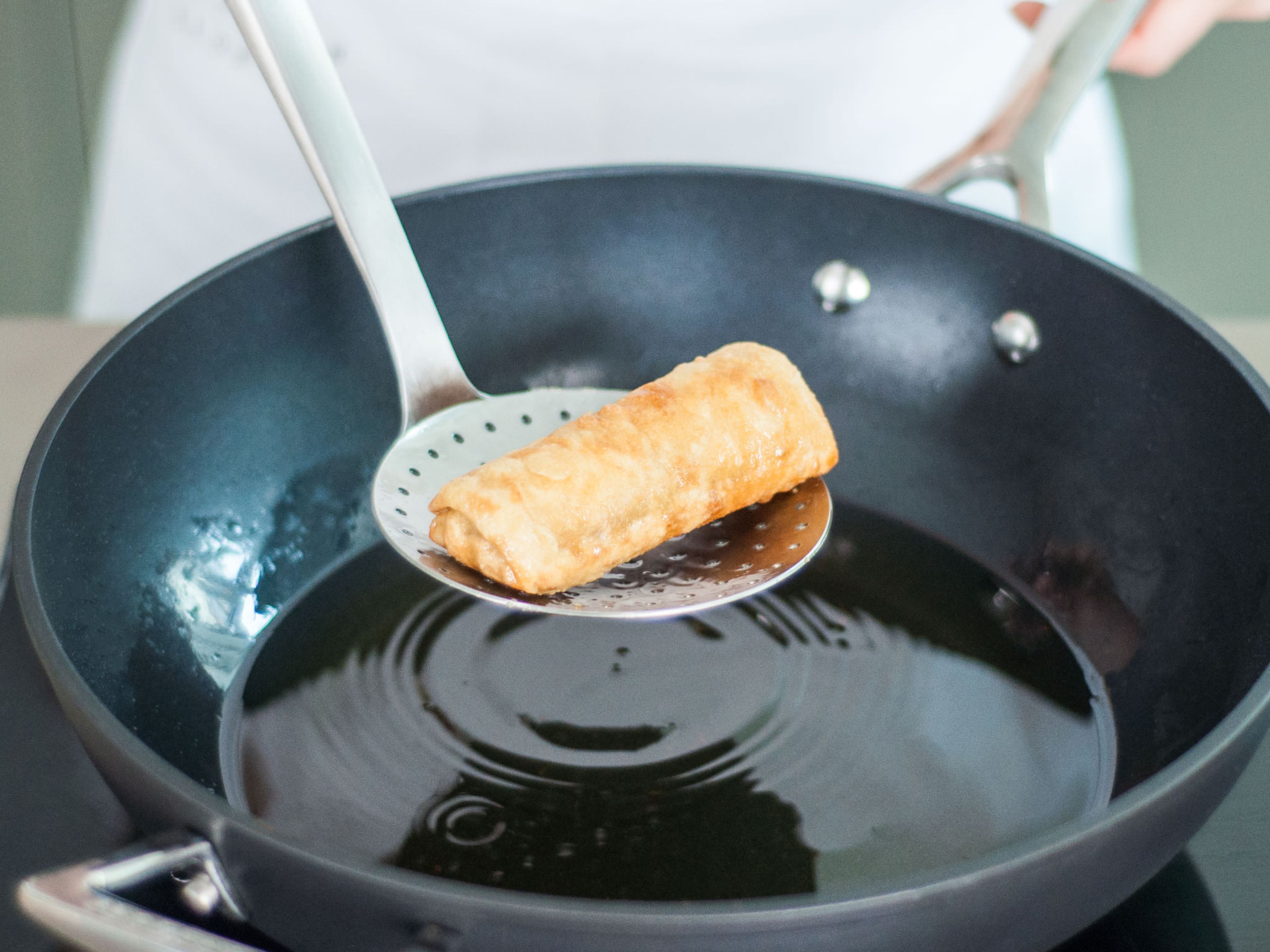 Öl in einer tiefen Pfanne erhitzen und für 3 - 4 Min. braten, bis sie goldbraun sind. Auf einem Küchenpapier abfetten. Guten Appetit!