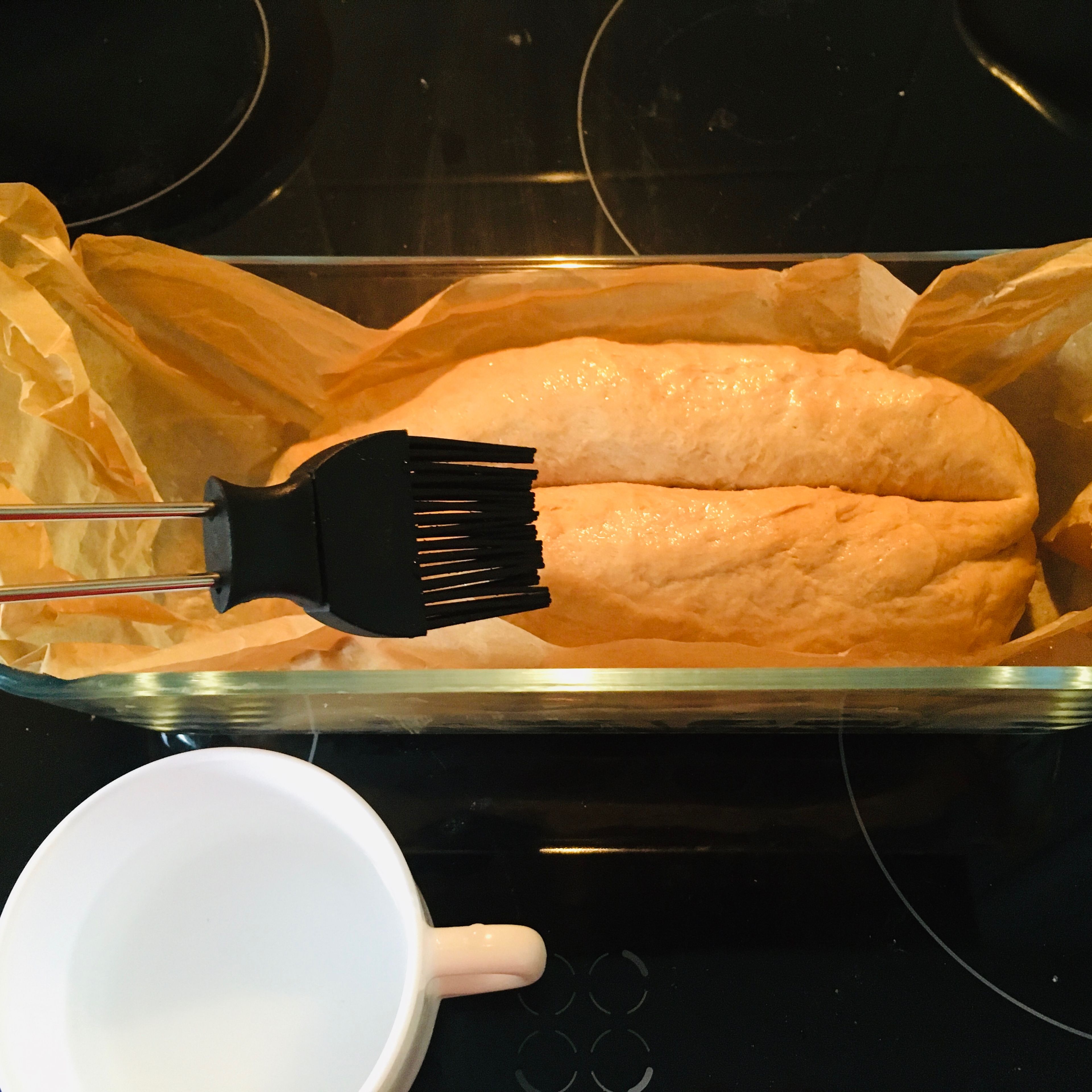 Das Brot mit etwas Wasser bepinseln. Diesen Vorgang etwa alle 10min beim Backen wiederholen.