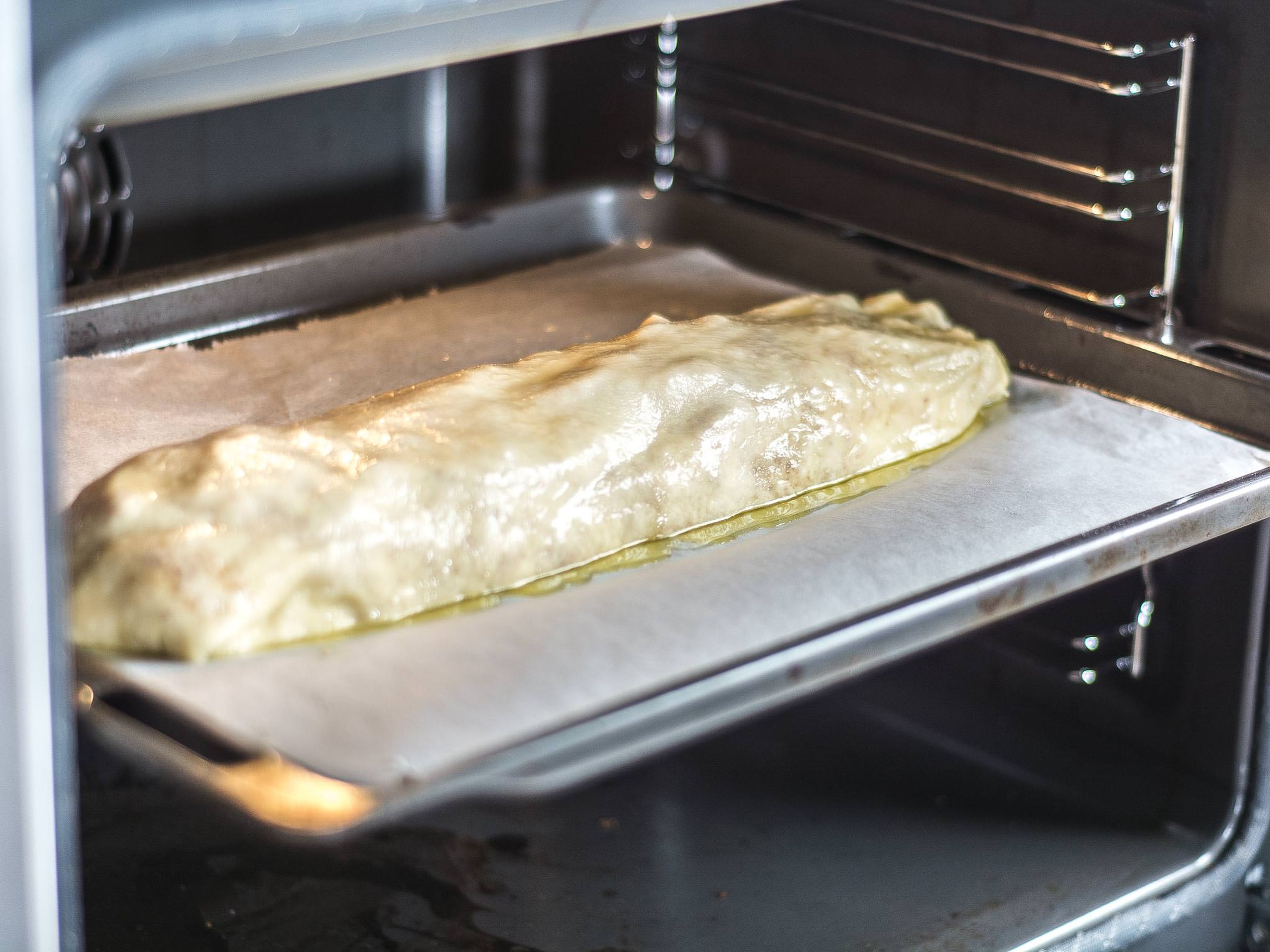 Oberfläche mit zerlassener Butter bepinseln und sofort im vorgeheizten Ofen bei 180°C ca. 20 – 25 Min. goldgelb backen. Zum Servieren mit Puderzucker bestäuben und mit Vanillesoße reichen.