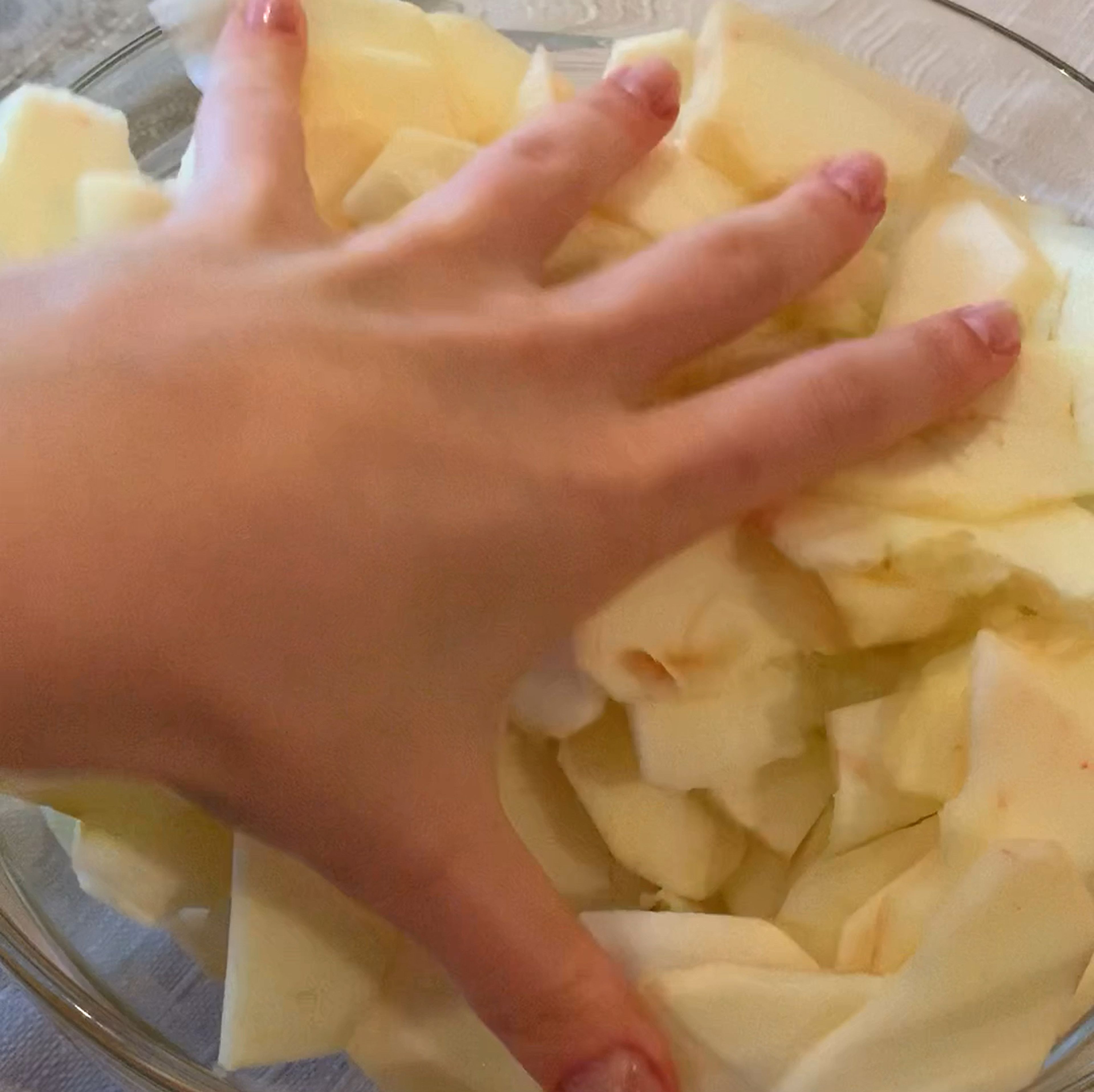 Add cinnamon, lemon juice and sugar to apples and mix