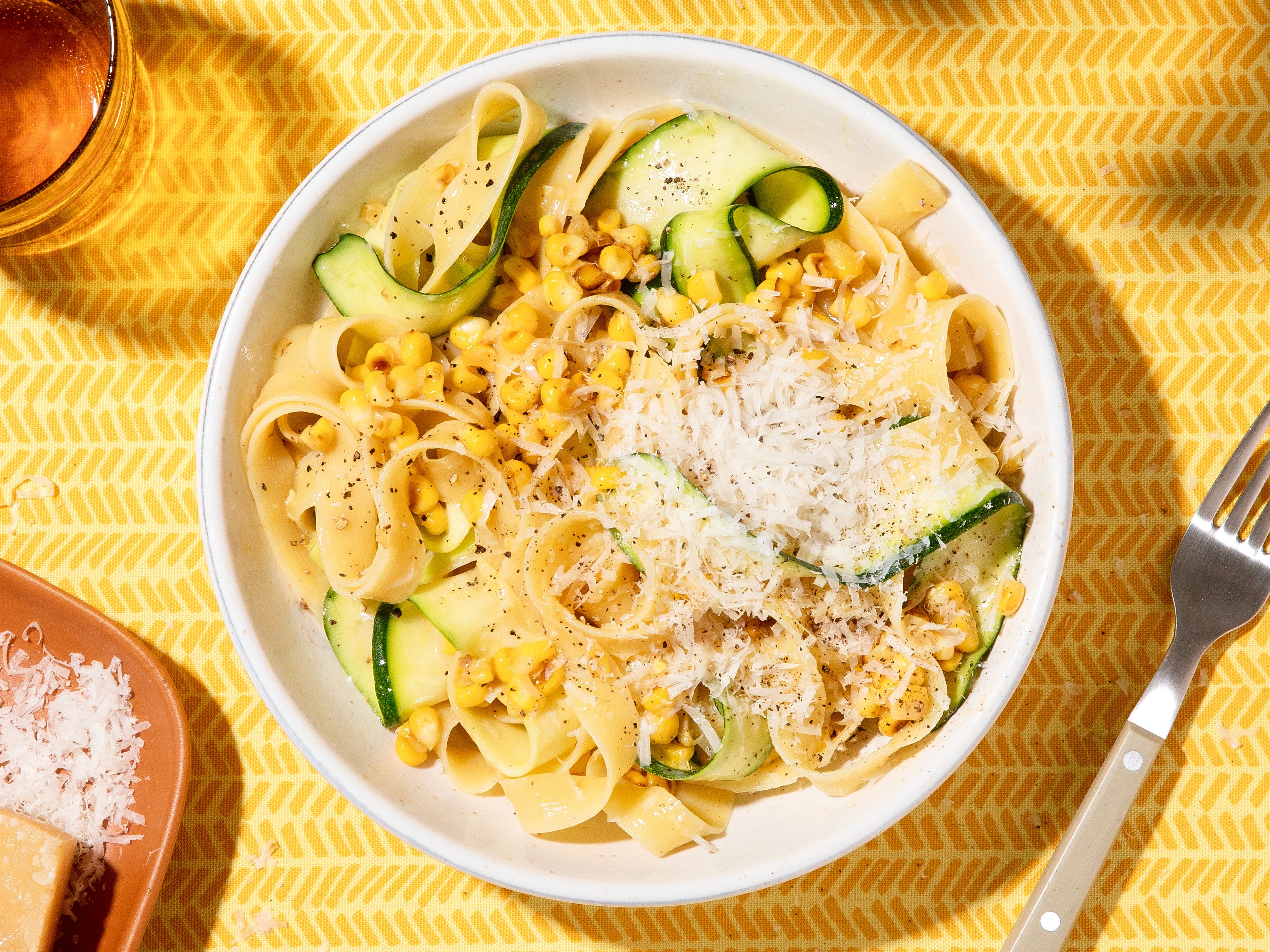 Geröstete Mais-Carbonara mit Zucchinistreifen