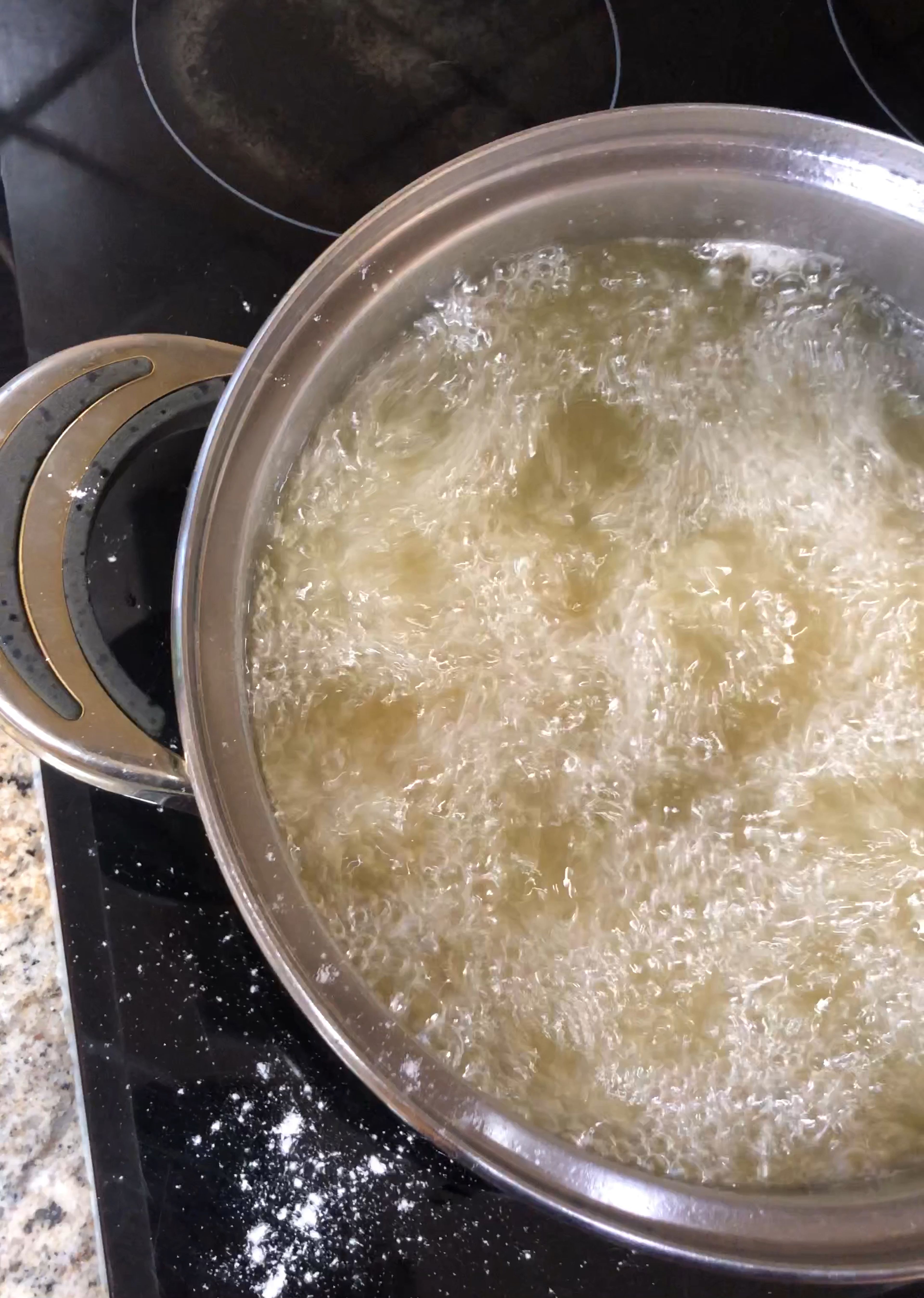 We are going to deep fry the chicken 4 times. So take the chicken out of the fridge. This first time we dip the chicken in only the dry dredge. Coat it evenly and then deep fry in batches that fit nicely in your pot. For 2-3 minutes at 170 degrees Celsius.