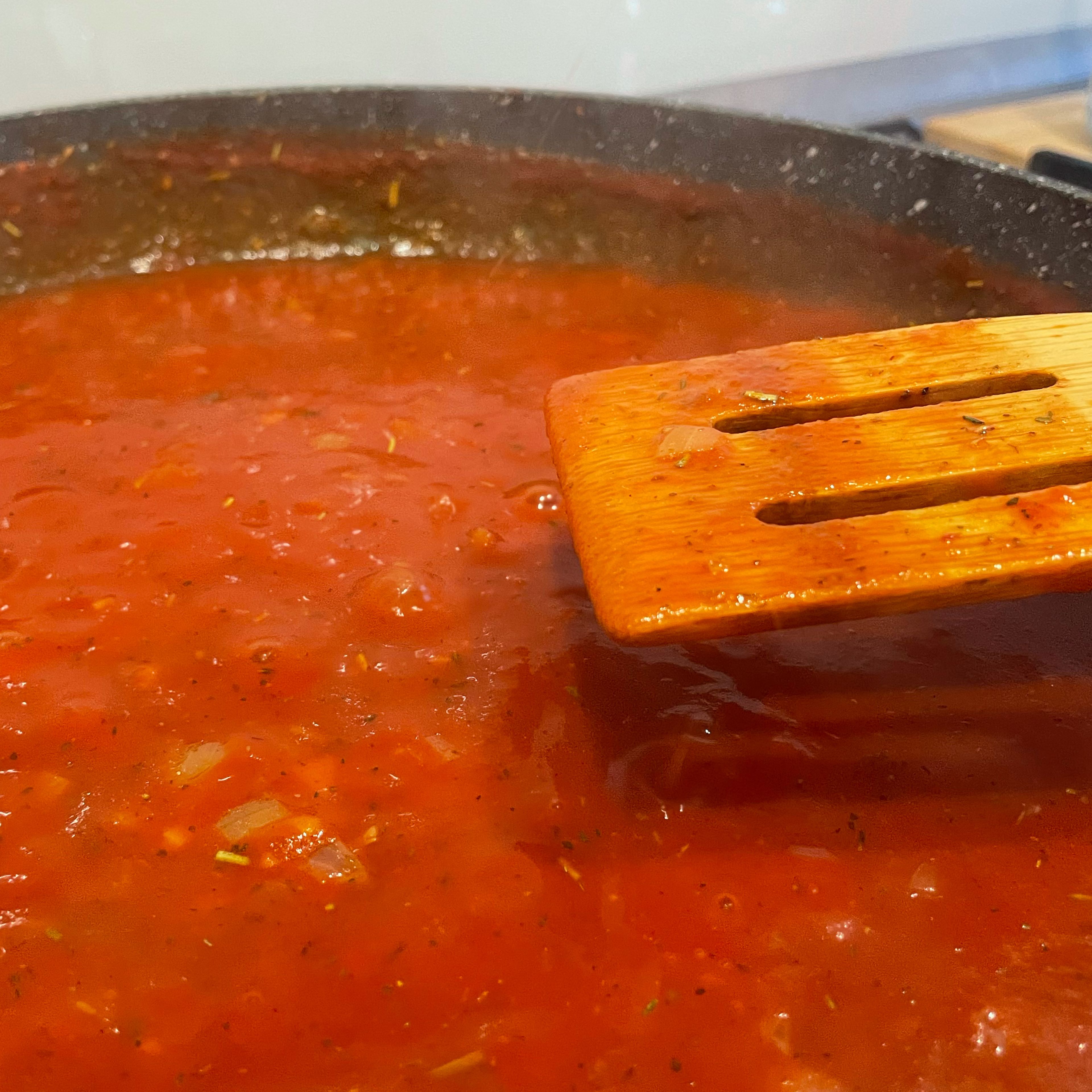Eine klassische Tomatensauce herstellen. Also Zwiebeln und Knoblauch schneiden und anbraten. Passierte Tomaten drauf geben und gut würzen. Die Sauce kann dann erstmal ein bisschen einkochen