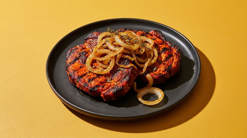 Saftiger Schwenkbraten vom Grill mit würziger Zwiebelmarinade