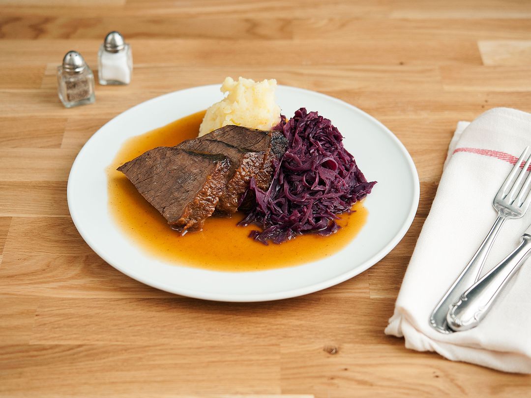 Roast beef with red cabbage and mashed potatoes