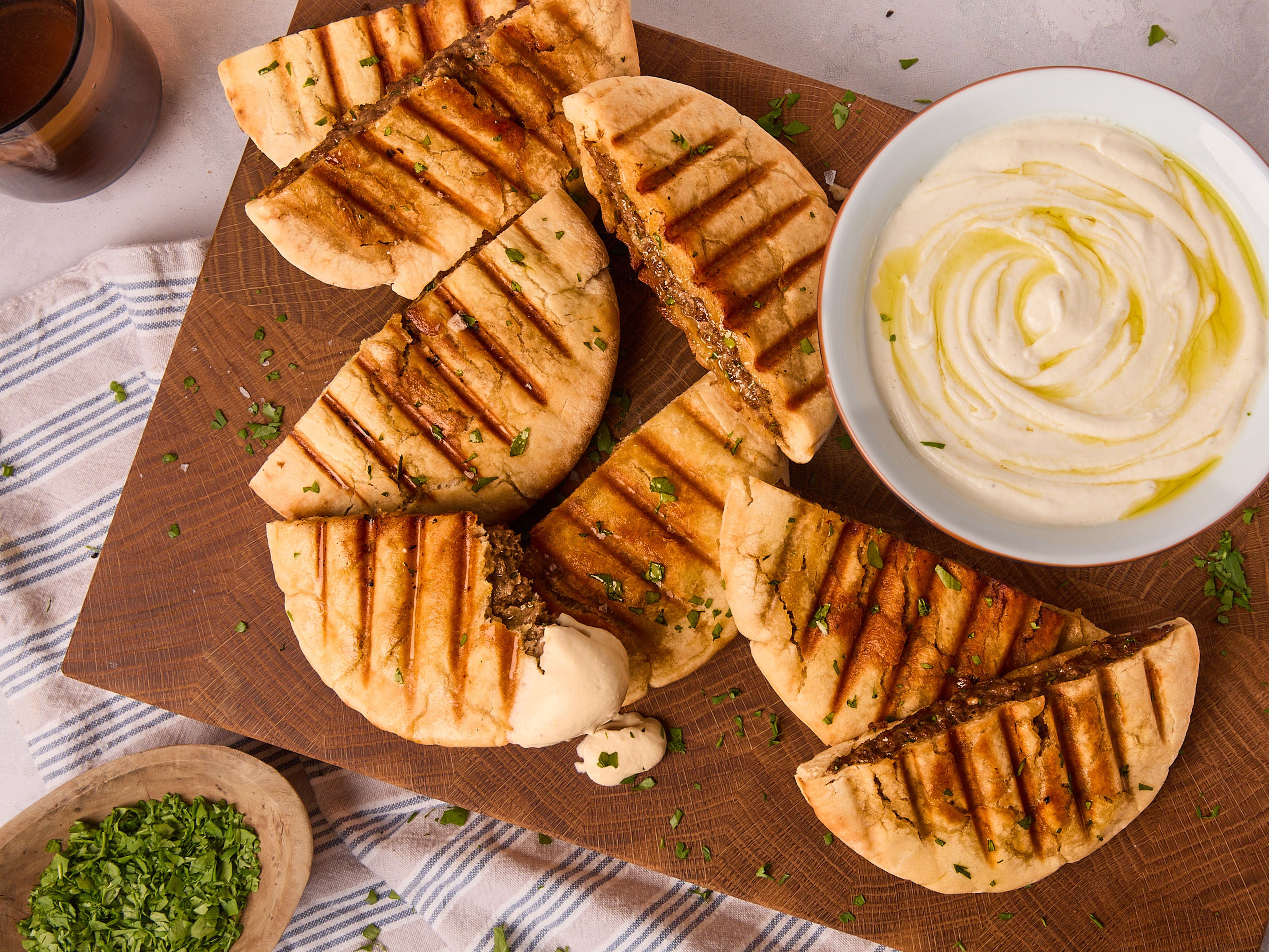 Würzige Arayes mit Joghurt-Dip (Gefüllte Pita-Taschen)