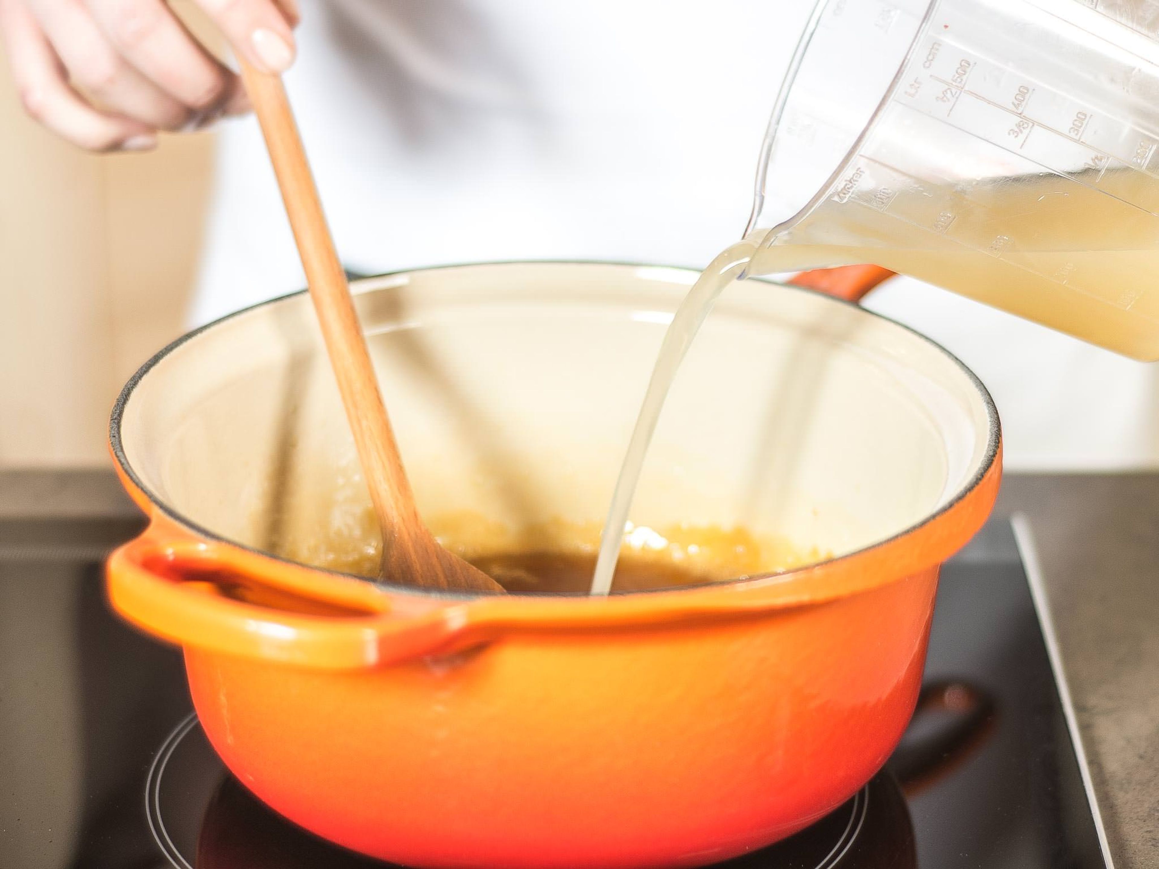 Karamell mit Apfelsaft aufgießen und für weitere 5 Min. bei mittlerer bis hoher Hitze einkochen lassen.