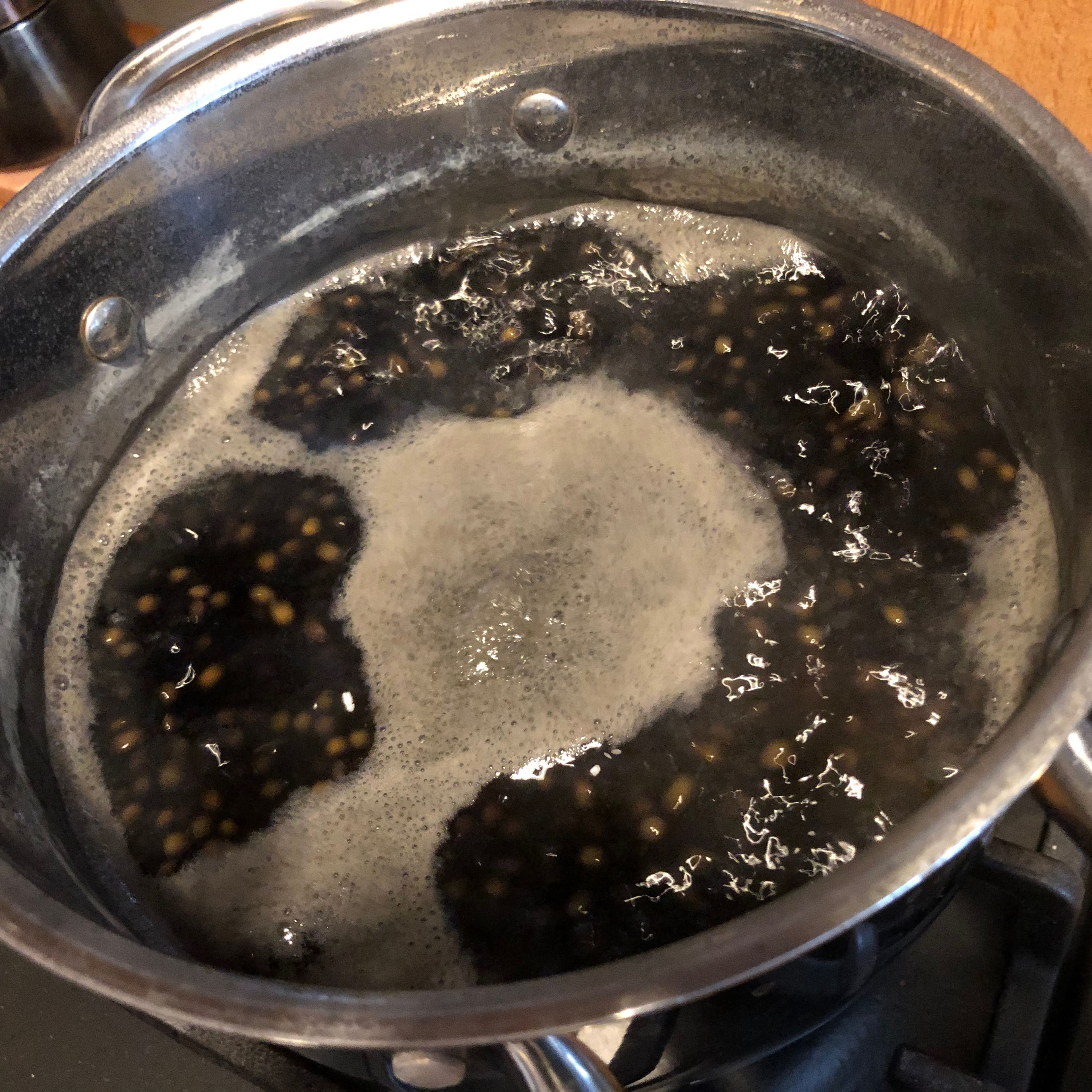 Die Linsen waschen, in einem Topf mit mindestens der dreifachen Menge Wasser und etwas Salz zum Kochen bringen - dann etwa 20 Minuten auf kleiner Flamme köcheln. Abgießen. Abschrecken. Abkühlen lassen.