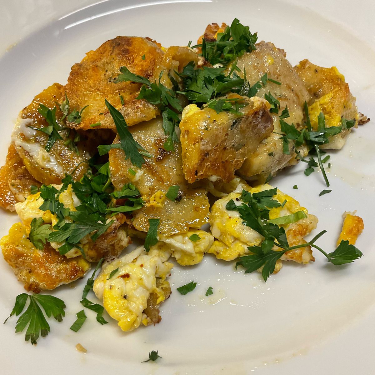 Abgeröstete Semmelknödel mit Ei und gemischter Salat | Rezept | Kitchen ...