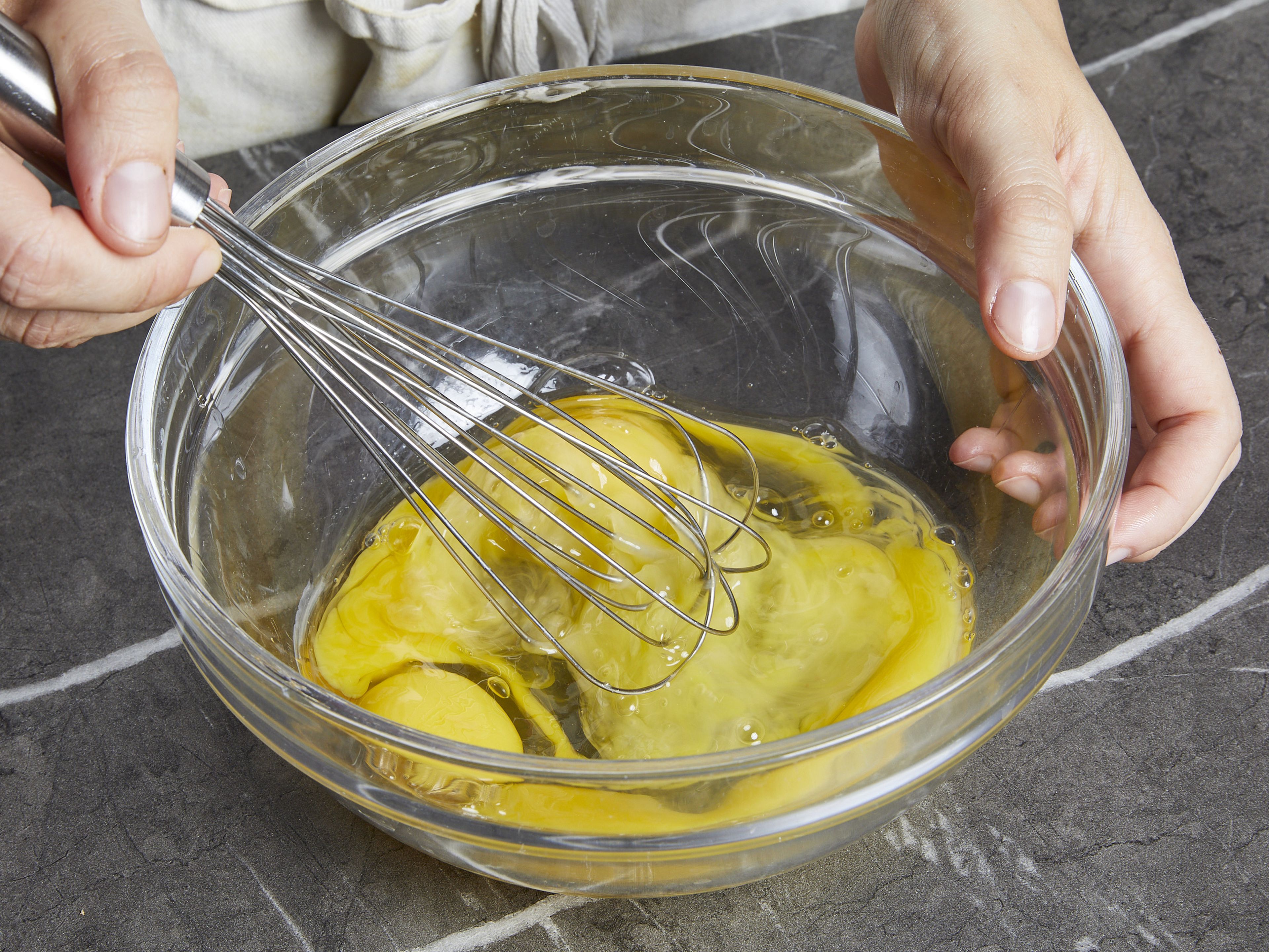 Während die Kartoffeln kochen, die Petersilie grob hacken und einige Blätter zum Servieren aufbewahren. Dann die Zwiebel in dünne Scheiben schneiden. In einer Schüssel Essig, Zucker und Salz vermischen, dann die Zwiebeln dazugeben und kurz einmassieren. Beiseitestellen und bis zum Servieren ziehen lassen. Eier in einer anderen Schüssel mit einer Prise Salz verquirlen und beiseitestellen. Die Haut der Chorizo entfernen und Chorizo dann fein würfeln. Lauch putzen und in dünne Ringe schneiden. Kreuzkümmel grob zerstoßen, wenn er ganz verwendet wird.