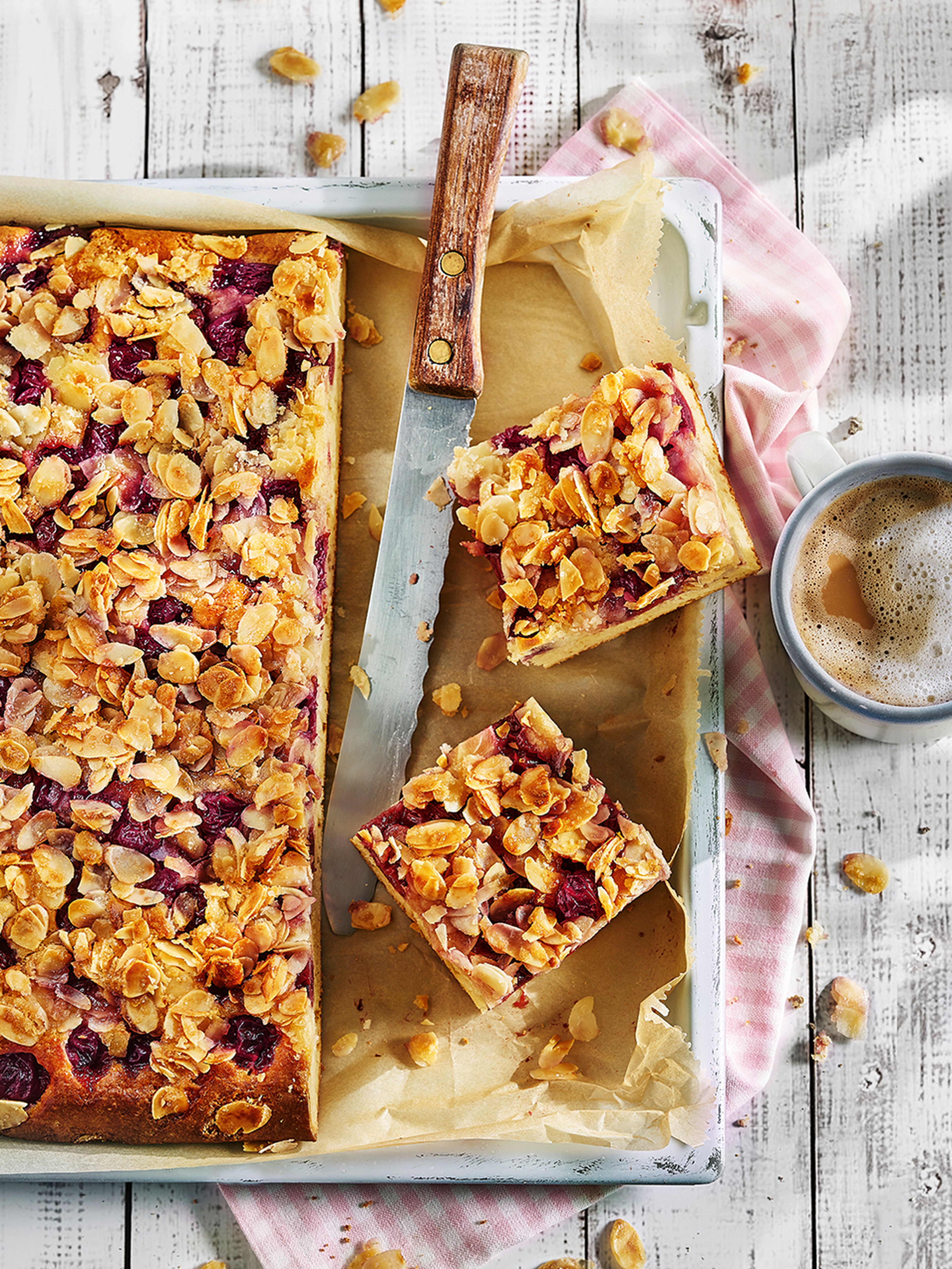 Buttermilch-Kirschkuchen mit Mandelkruste