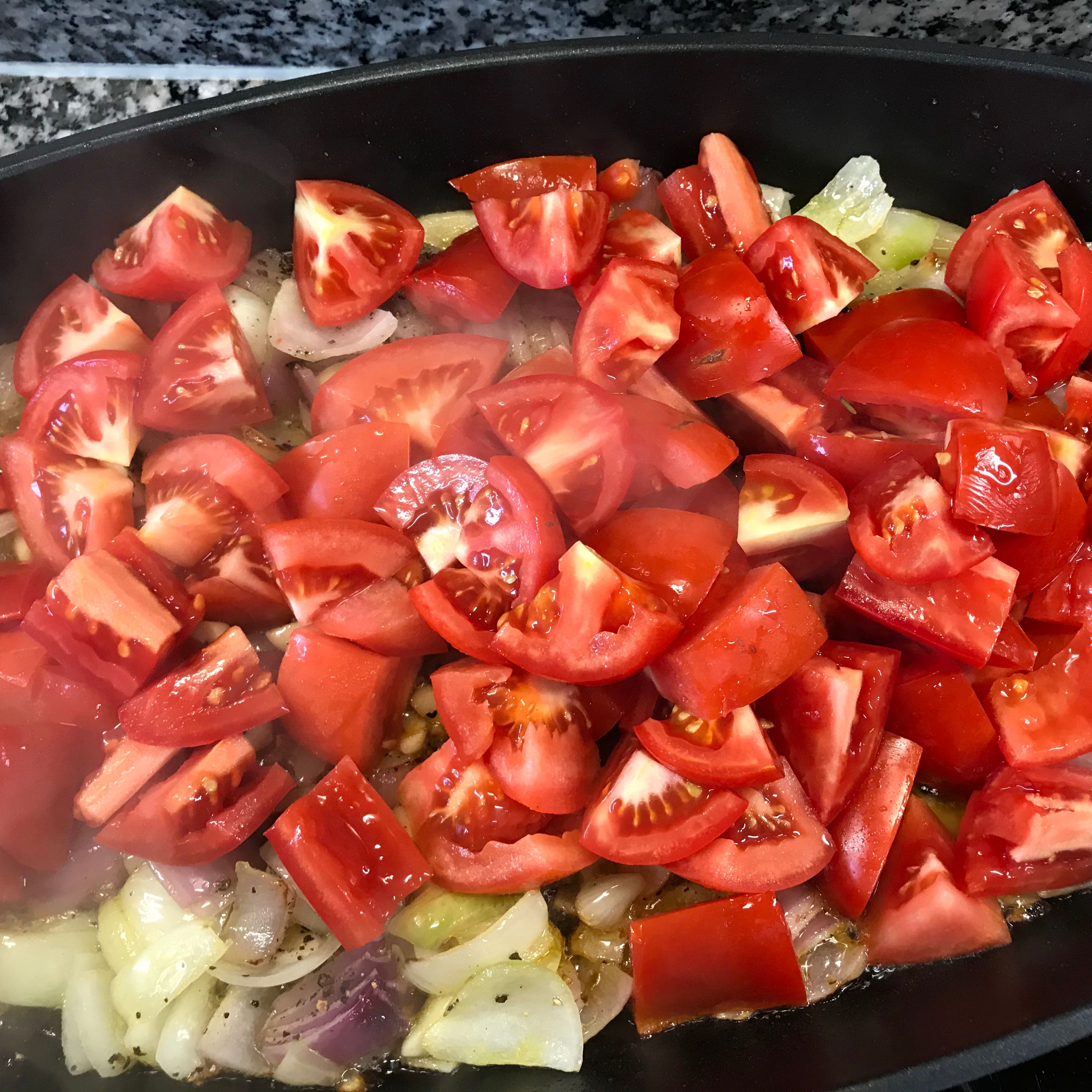 Tomaten zu den Zwiebeln , unterrühren und weiterbraten, etwa 10 minuten . Die Tomaten sollen ihre struktur behalten. Salz und Pfeffer hinzufügen und den geschroteten Chili. Eine Prise bis ein Teelöffel, je nach Belieben .