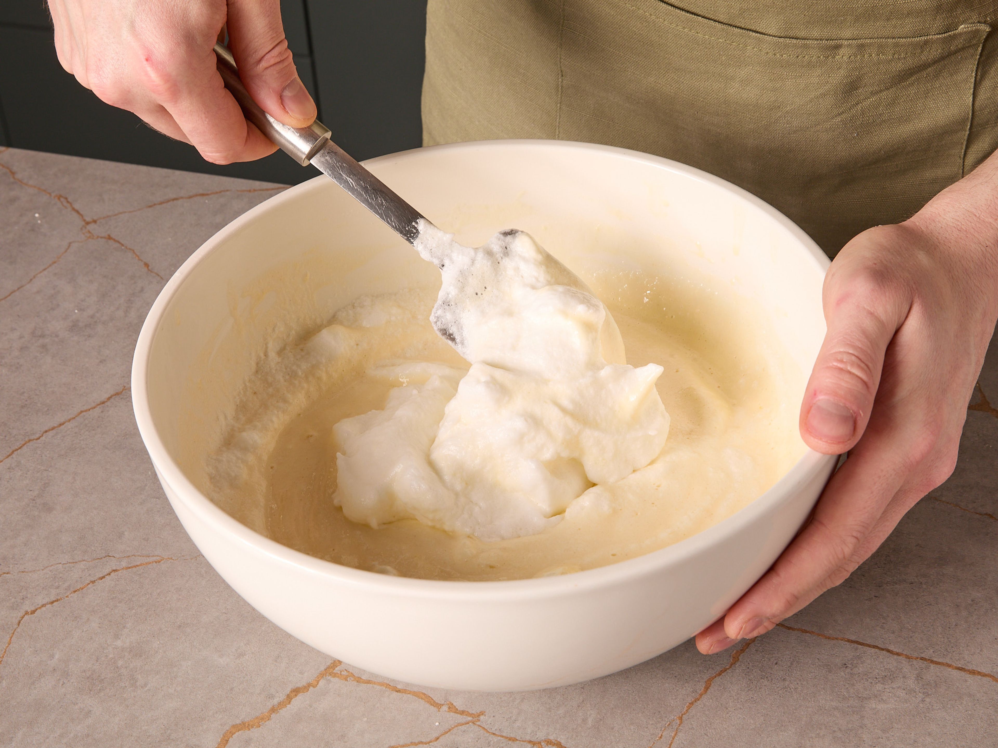 Eigelb, Vanillezucker, Milch, Mehl und eine Prise Salz in die Küchenmaschine geben und schlagen, bis ein glatter Teig entsteht. Den Eischnee vorsichtig unter den Teig heben.