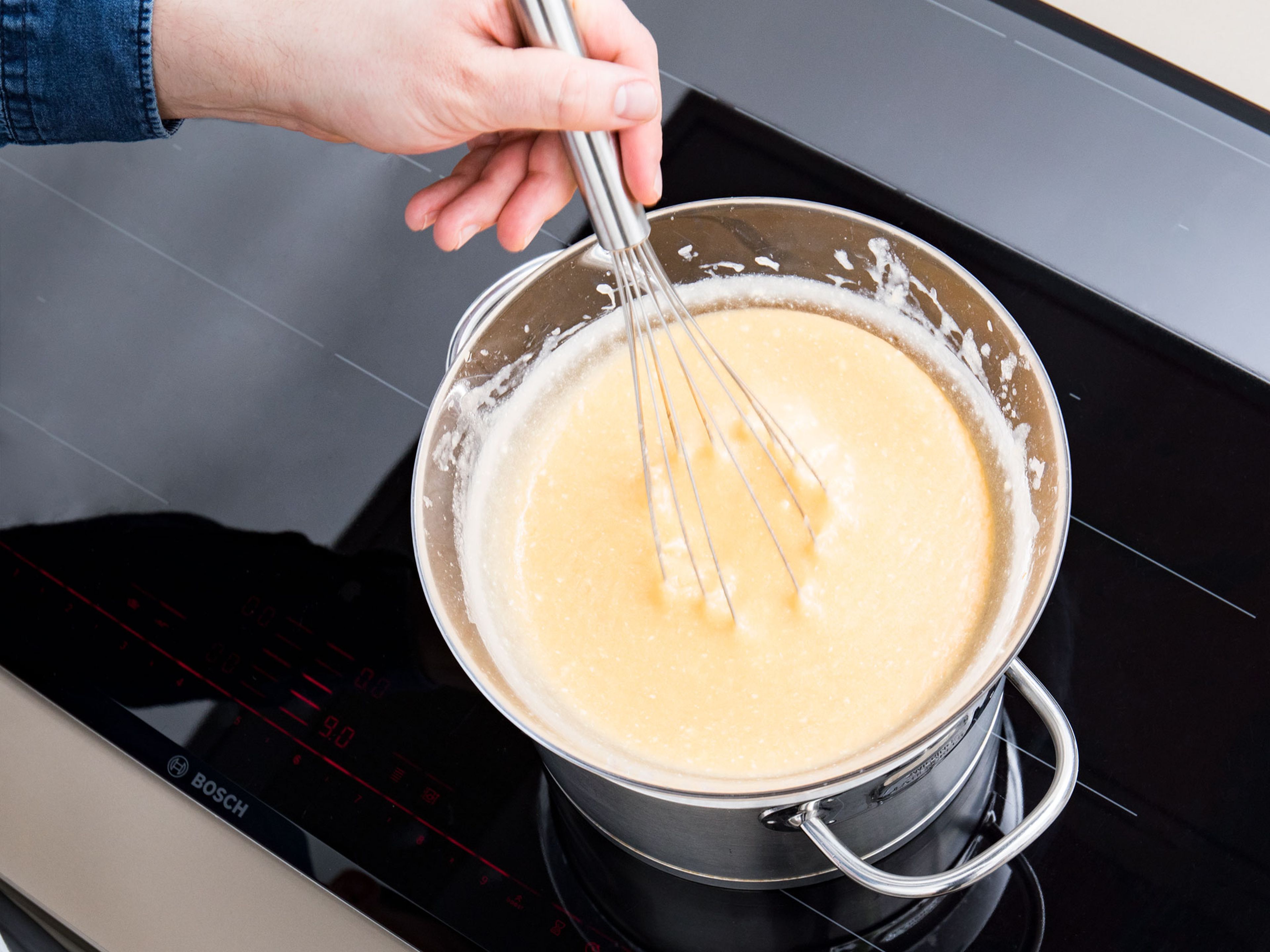 Pomelo-Mischung in eine Schüssel geben und auf einen Topf mit köchelndem Wasser setzen. Zucker, Butter und Eier hinzufügen und ca. 15 Min. konstant rühren, oder bis die Masse andickt. Zum Abkühlen beiseitestellen.