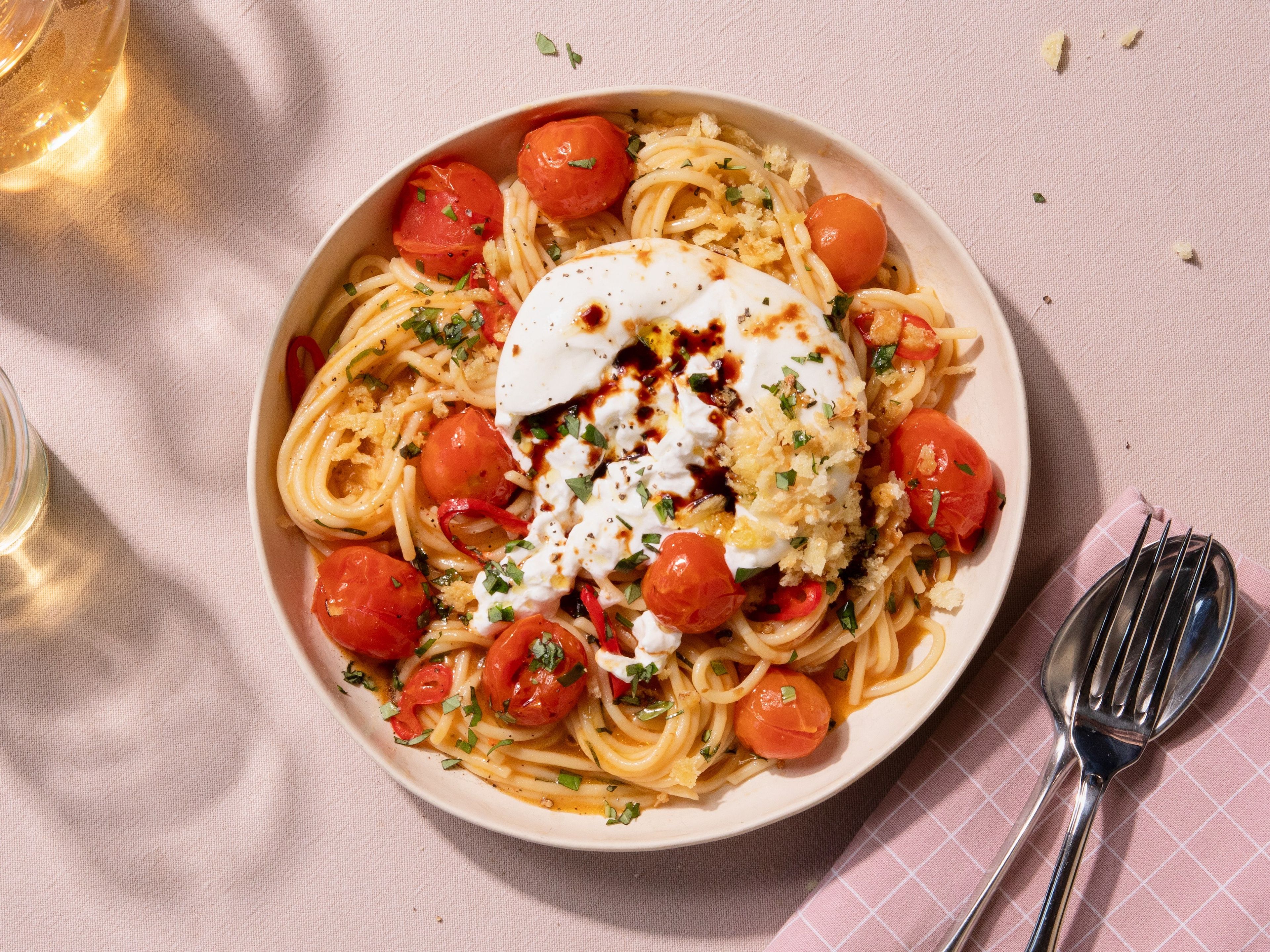 Burrata Pasta mit confierten Tomaten und  Knoblauch-Panko