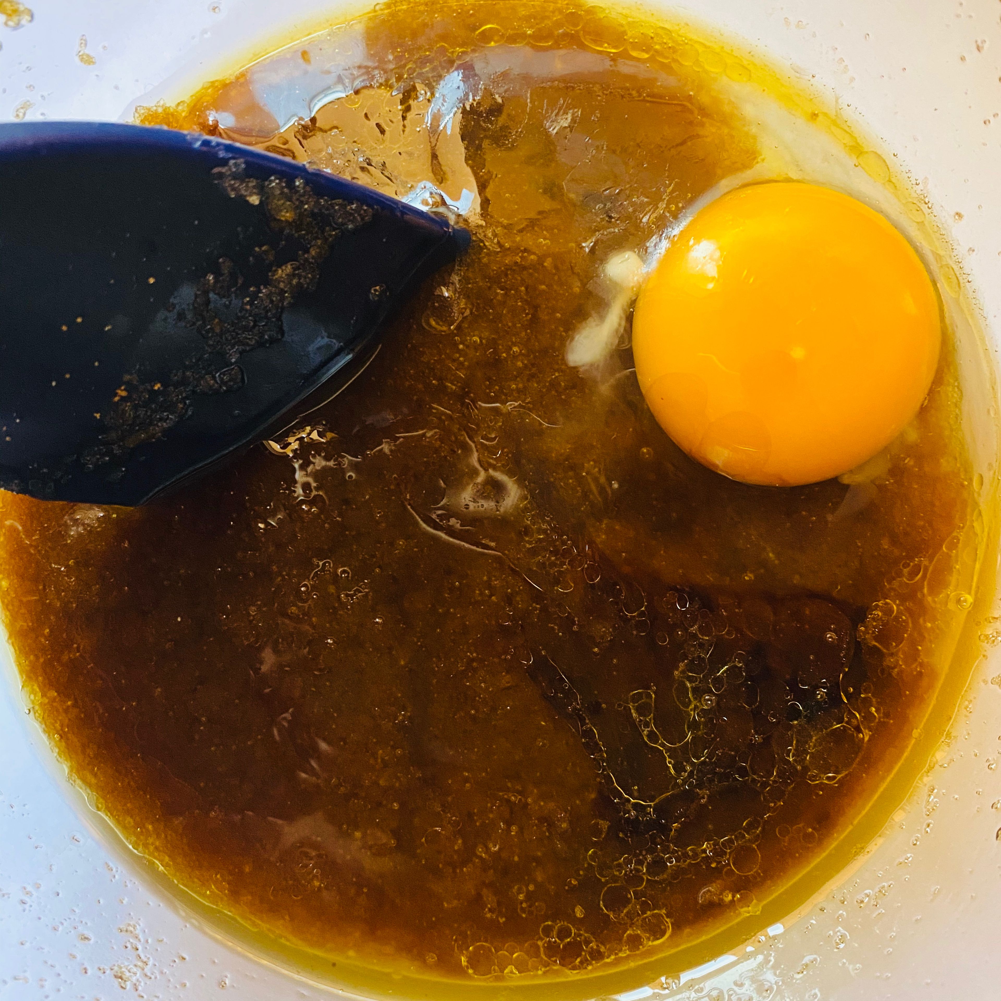 Combine the egg and vanilla with sugar mixture
