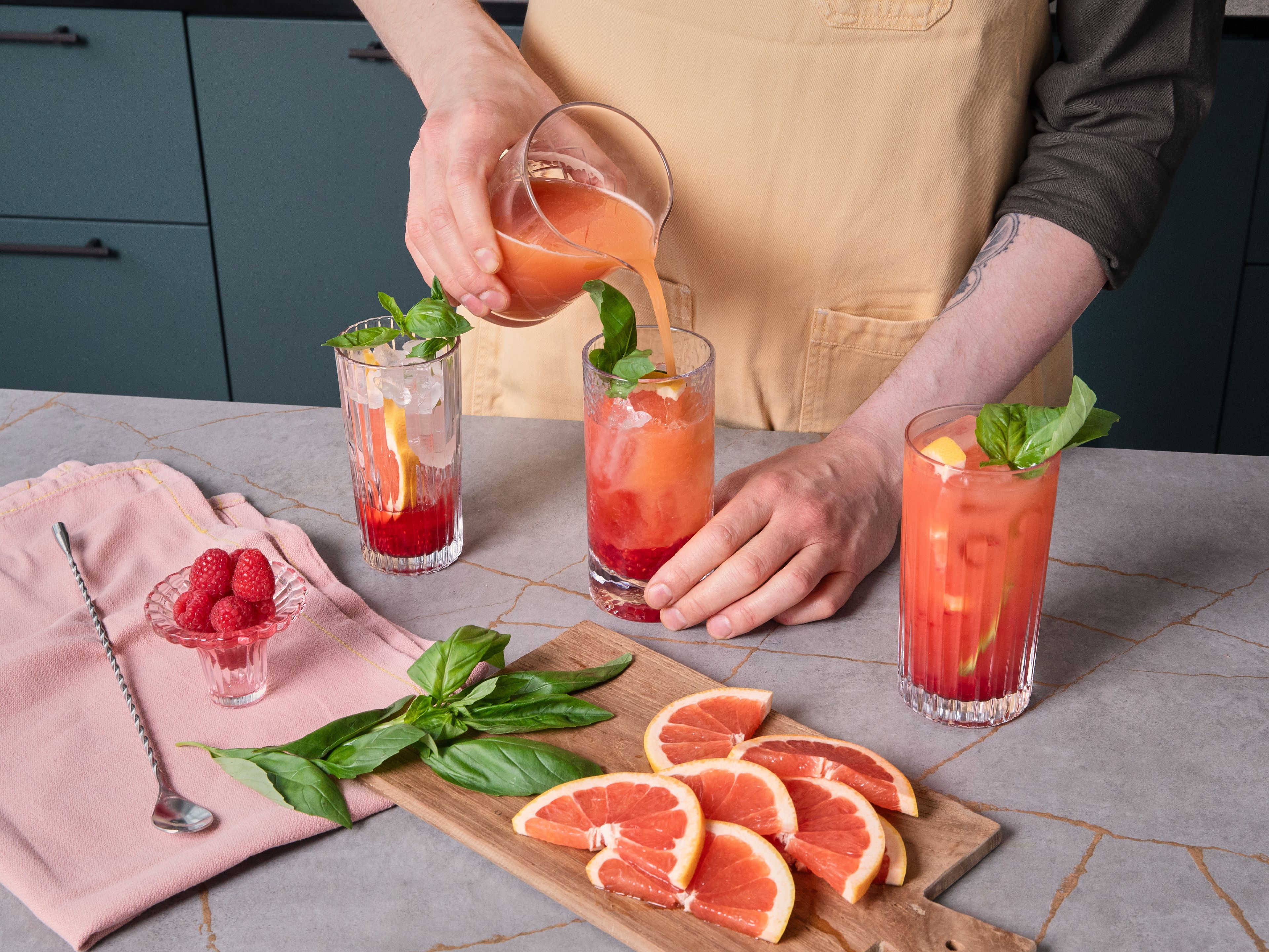 Die Himbeeren in die Gläser geben und zerdrücken. Gläser anschließend mit je einer Handvoll Eis befüllen und die Mocktail-Mischung darüber gießen. Zum Schluss jedes Glas mit etwas Sodawasser auffüllen und mit dem restlichen frischen Basilikum und Grapefruit garnieren.