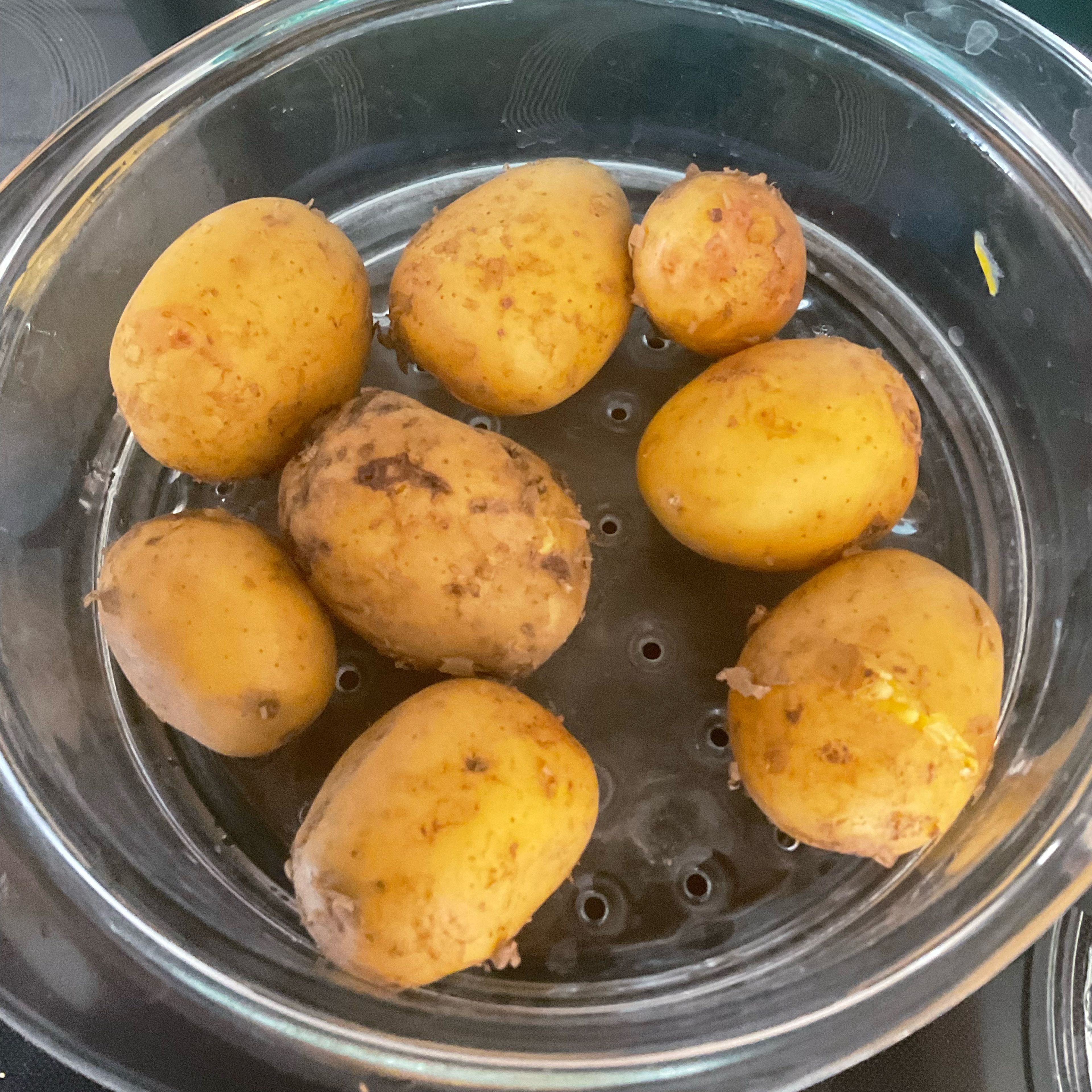 Erst die Kartoffeln aufsetzen, die brauchen am längsten. Ca. 3/4 h, je nach Größe im Dämpfer oder Wasser kochen.