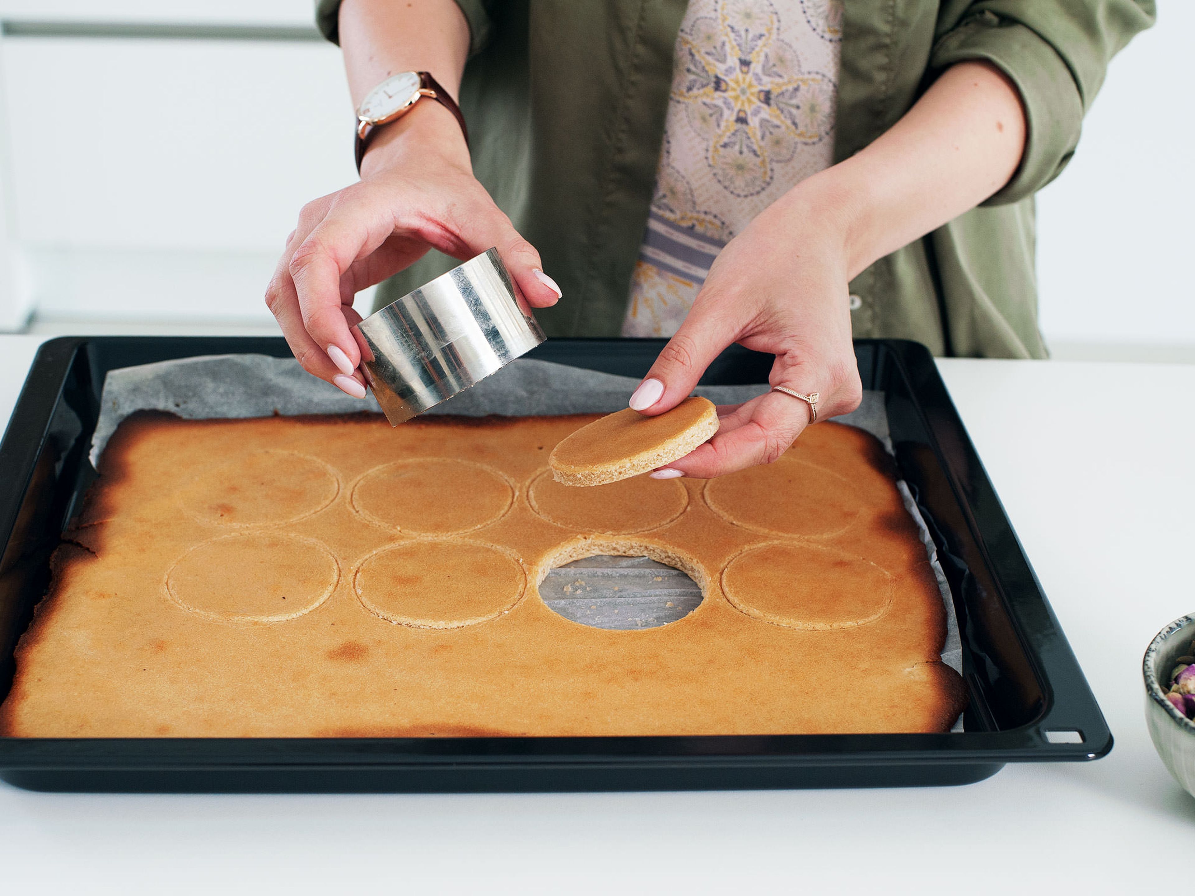 Mit einem Dessertring 16 Kreise aus dem ausgekühlten Kuchenboden stechen. Hierbei darauf achten, dass die Kreise sehr eng beieinander liegen, sodass man auch wirklich alle Kreise ausgestochen bekommt.