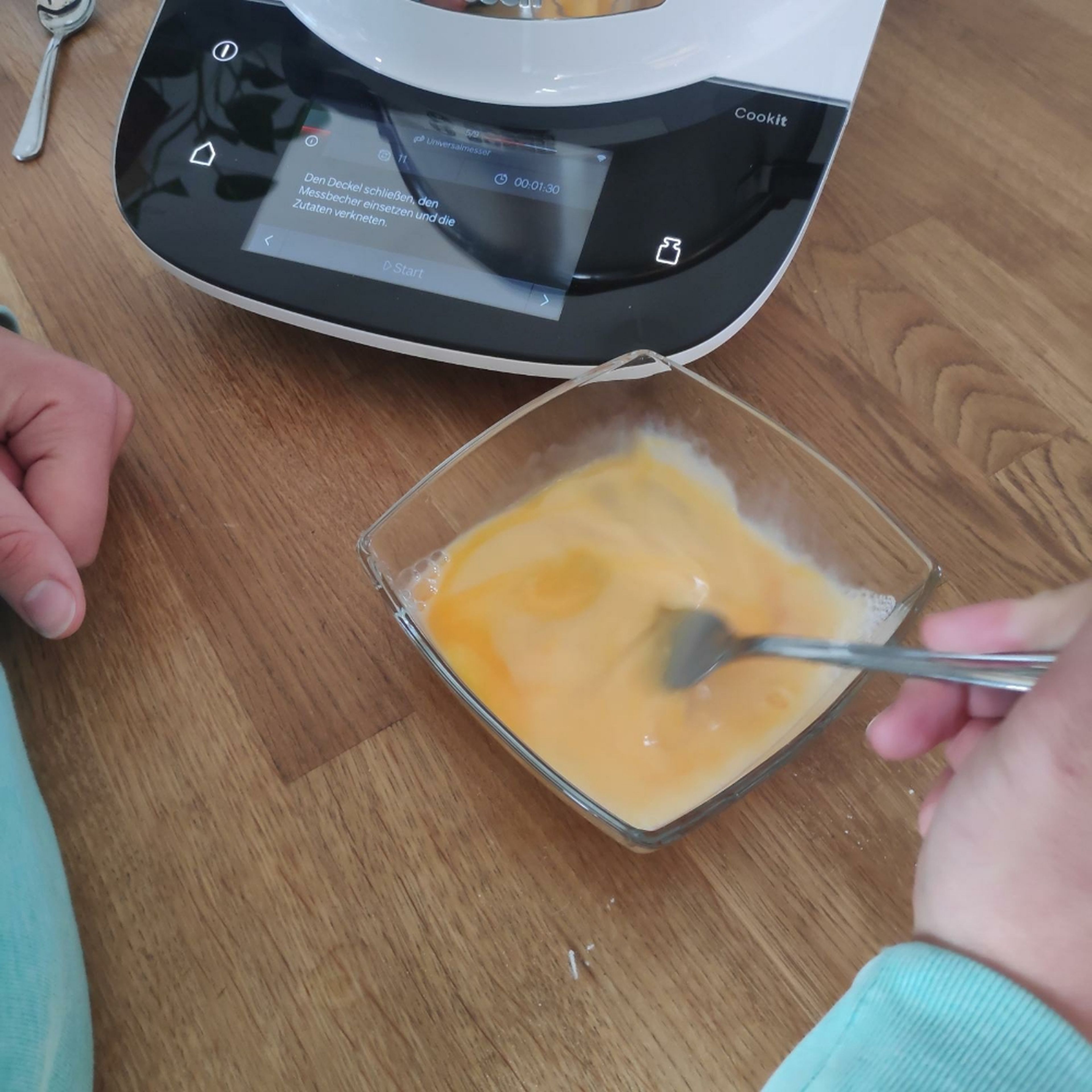 Nudelteig mit dem Automatikprogramm für Pastateig (Automatikprogramm Teigprogramm 1: Feste Teige) zubereiten. Hierzu zwei Eier zusammen mit Wasser in einer kleinen Schüssel miteinander verrühren.