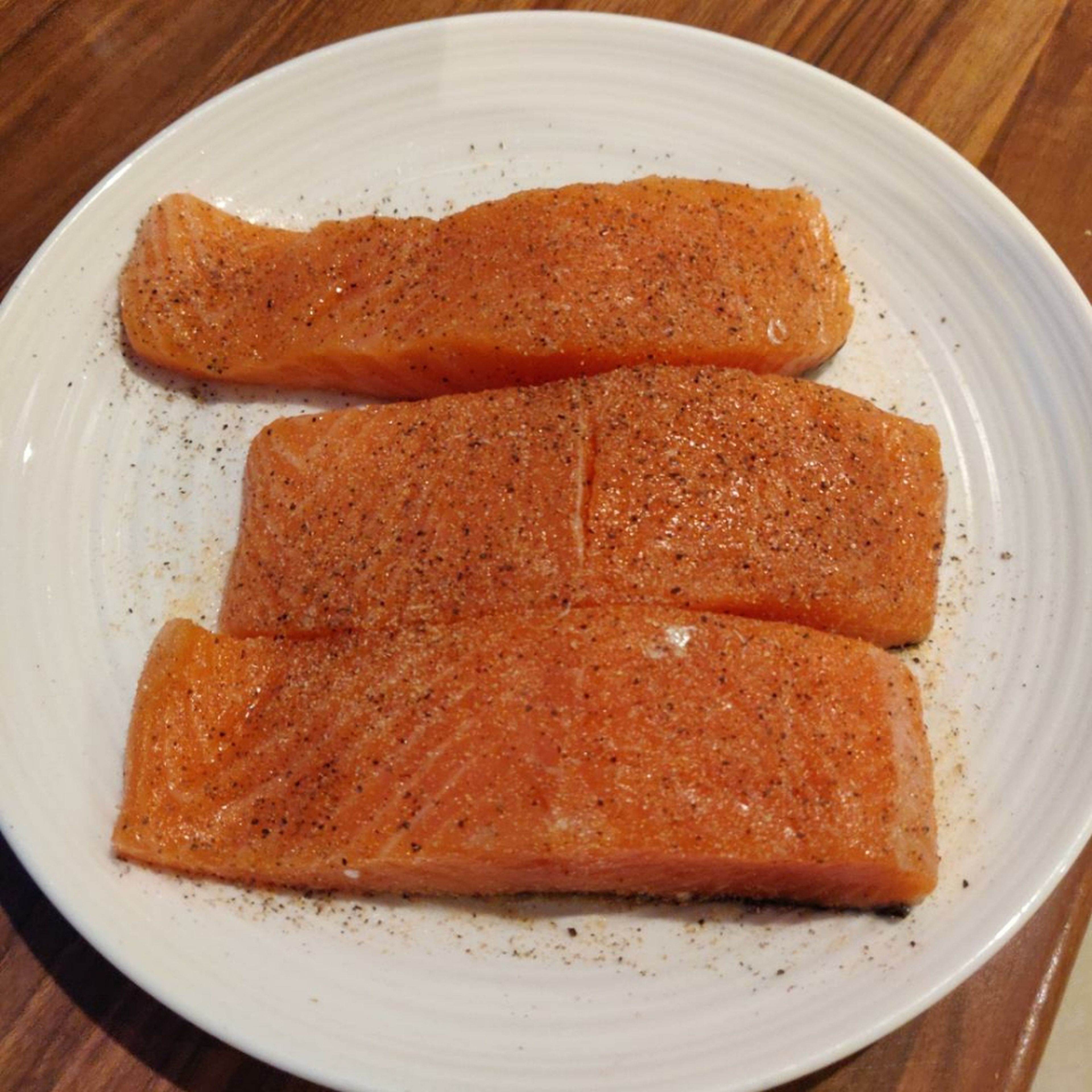 Season salmon fillets with salt, pepper and garlic powder. Allow to marinate for 30 mins.
