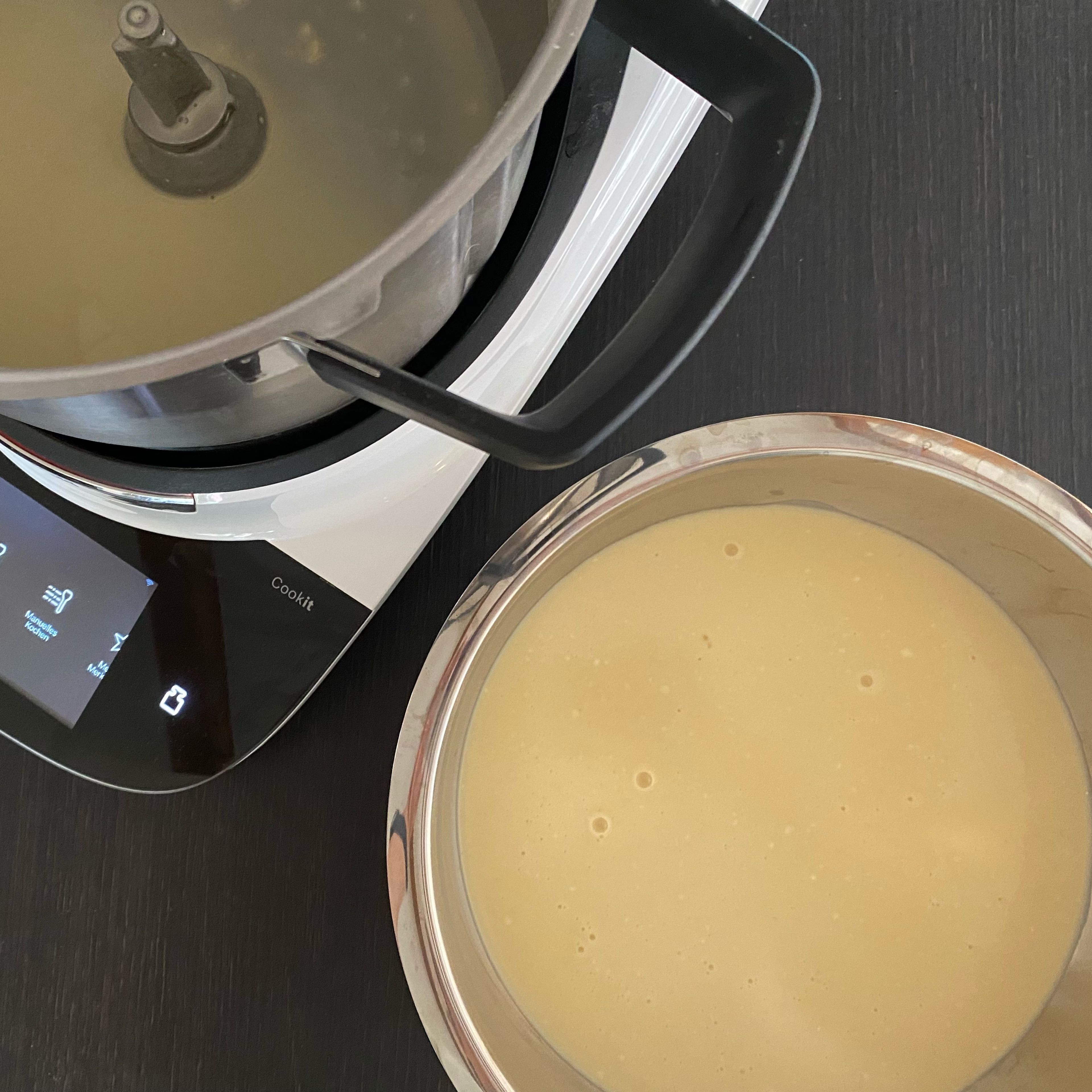 Den Teig jetzt in eine Schüssel umfüllen (optional, je nach Kühlschrankkapazität) und abgedeckt 15 Min. lang im Kühlschrank ruhen lassen. Im Cookit könnten nun heiße Himbeeren oder Kirschen zubereitet werden (optional).