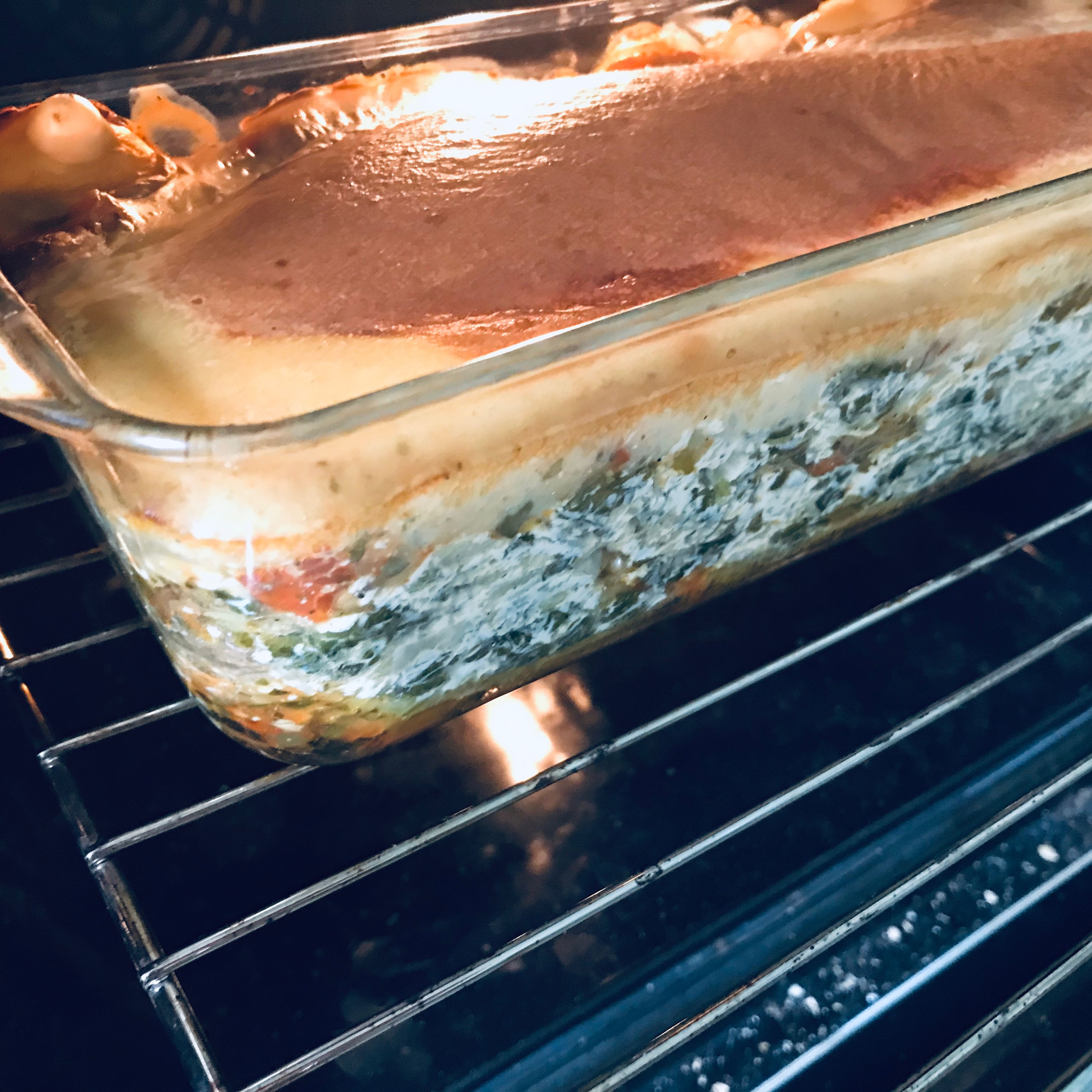 Sobald die Lasagne fertig ist, aus dem Ofen nehmen und ca. 15min abkühlen lassen, damit sie nicht beim schneiden zerfließt.
