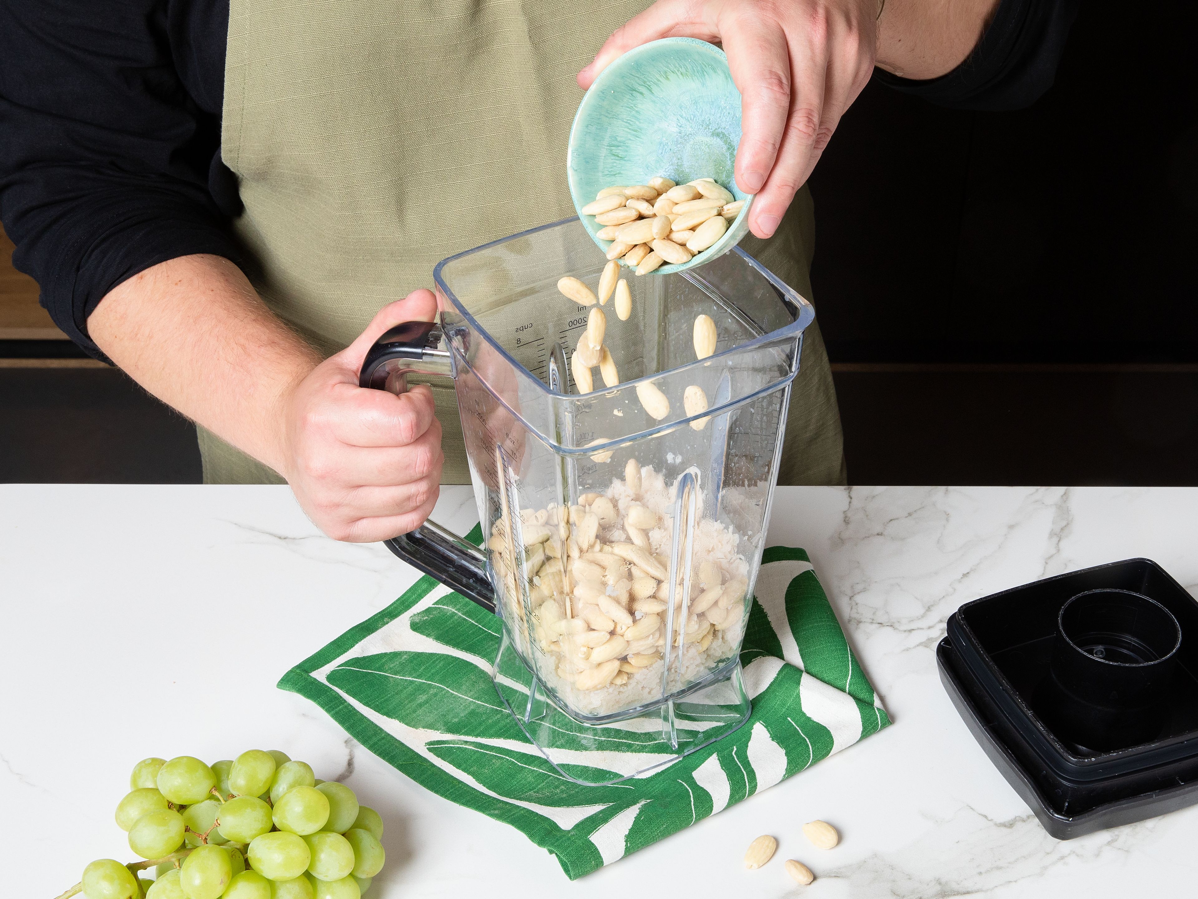 Das ausgedrückte Brot zusammen mit den Mandeln und dem Knoblauch und Wasser in einen Standmixer geben und fein pürieren. Dabei langsam das Olivenöl einlaufen lassen, bis eine cremige Emulsion entsteht. Mit Salz und Essig abschmecken.
